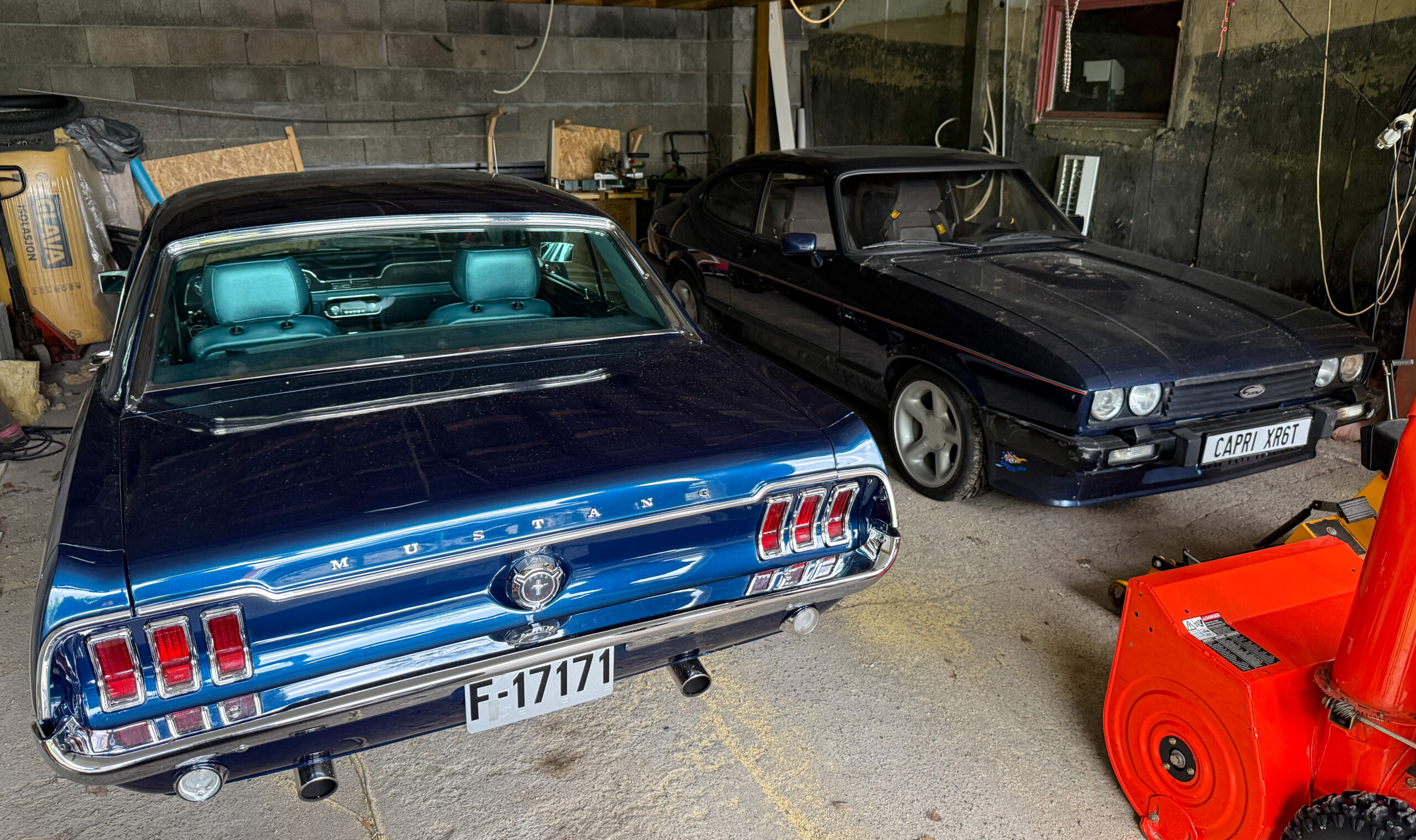 I garasjen står to Ford-biler fra hvert sitt kontinent. Mustangen er fra 1967 og Caprien er en 1982-modell, og er den første bilen Dagsleth kjøpte som 16-åring. (Foto: Njål Hagen)