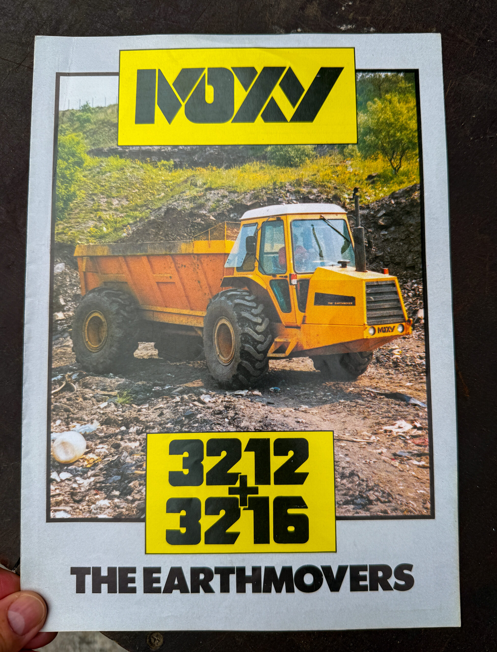 Har brosjyren, mangler maskinen. Moxy-dumperne 3212 og 3216 er basert på Ford-traktorer og er utstyrt med Fords 7710- og 8210-motorer, og står på Dagsleths ønskeliste. (Foto: Njål Hagen)
