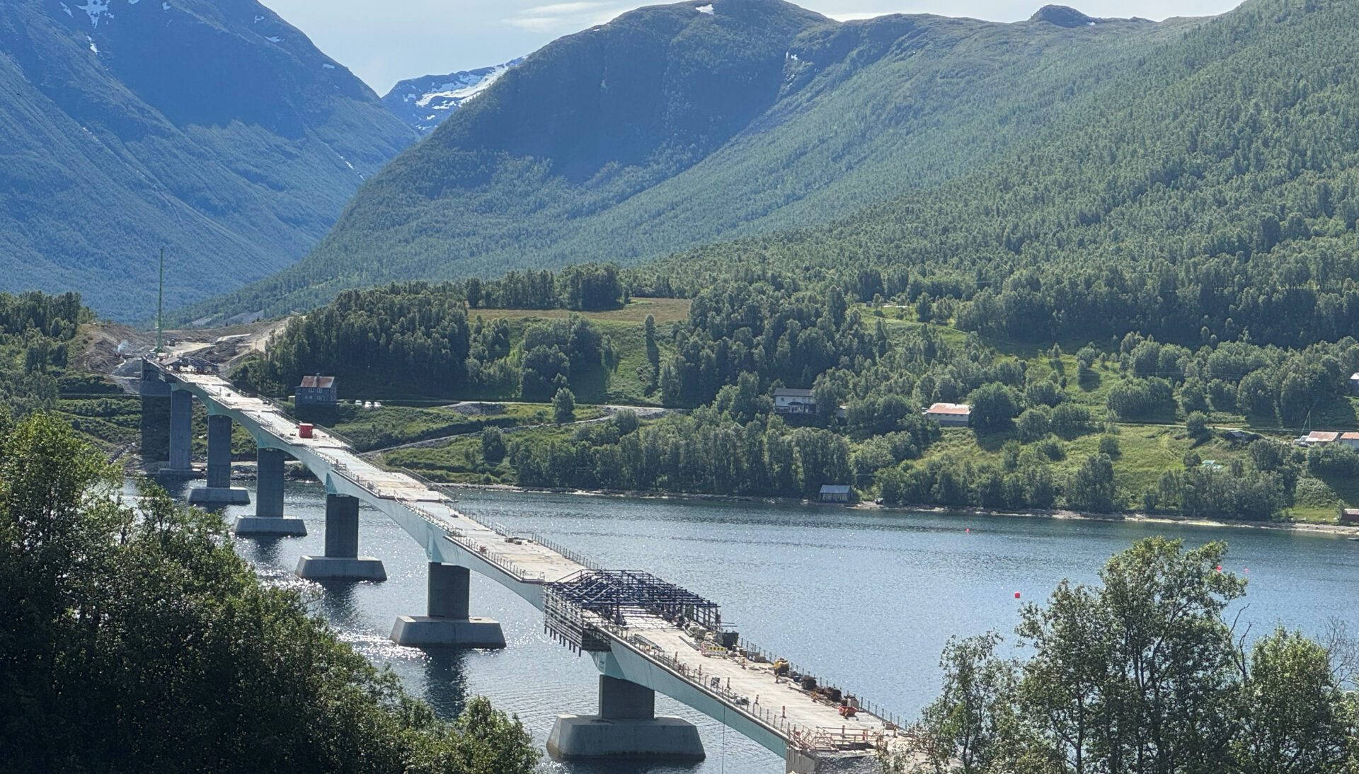 Metrostav Norge AS har helt siden oppstarten hatt ansvaret for byggingen av Ramfjordbrua og øvrige konstruksjoner i prosjektet. (Foto: Statens vegvesen)