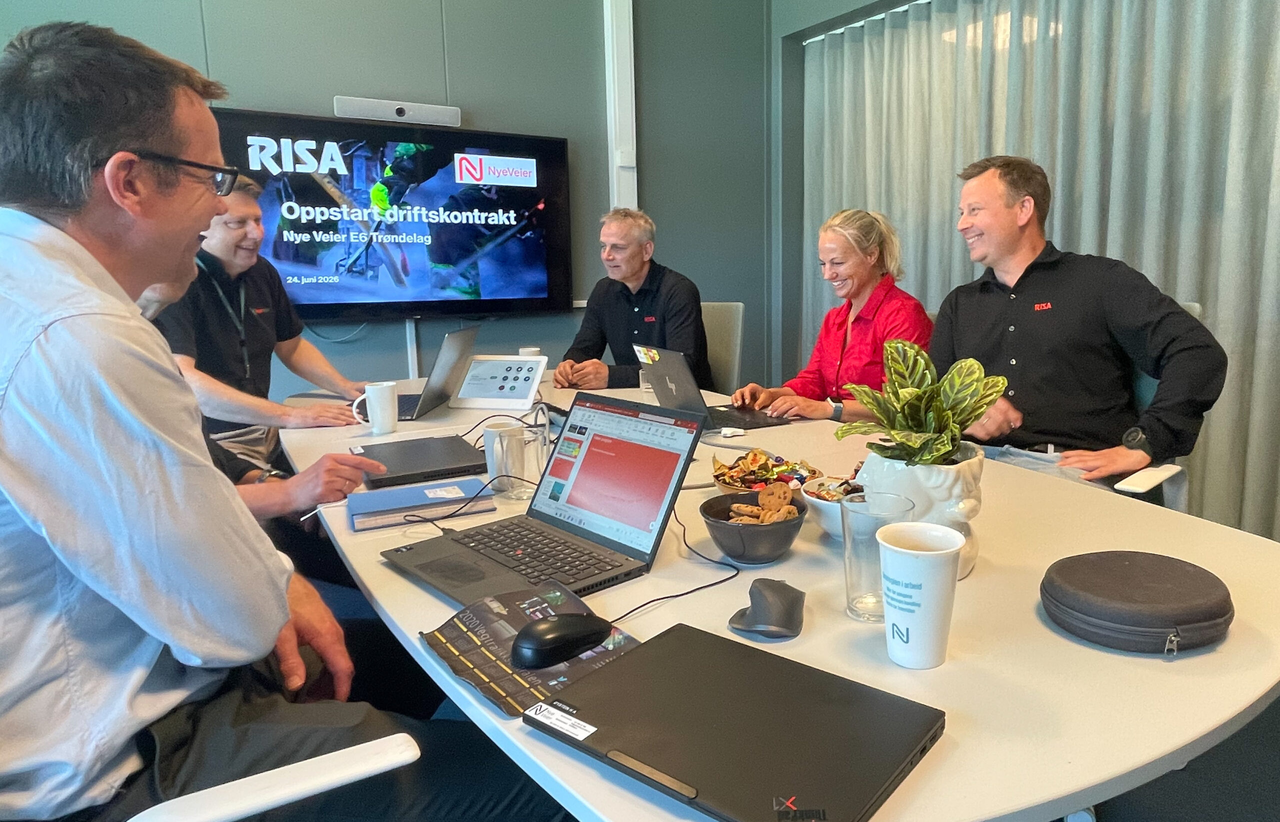 Nye Veier og Risa har hatt oppstartmøte for driftskontrakten på E6 i Trøndelag. Risa får ansvaret for driften fra november i år. Fra venstre: Trond Einar Elden (Nye Veier), Roar Dypvik (Nye Veier), Erlend Aksnes (Risa), Ann Kristin Huebner (Risa) og Leif Tore Mellemstrand (Risa). (Foto: Imi Vegge/Nye Veier)