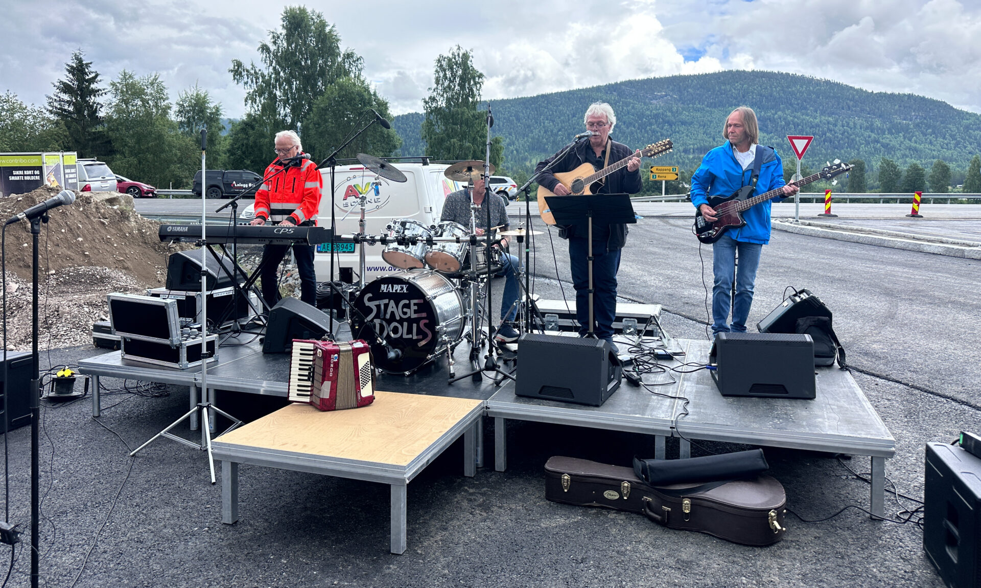 Statens vegvesen lanserte ny sang om rv. 3 på melodien til DDEs kjente «E6» under veiåpningen på Evenstad. Husbandet Grus består av Trygve Elvsaas (vokal og gitar), Bjørn Lillevolden (bass), Rune Dahl (trommer) og Jan Egil Eilertsen (keyboard). Eilertsen er også prosjektleder på rv. 3. (Foto: Per Kollstad/Statens vegvesen)