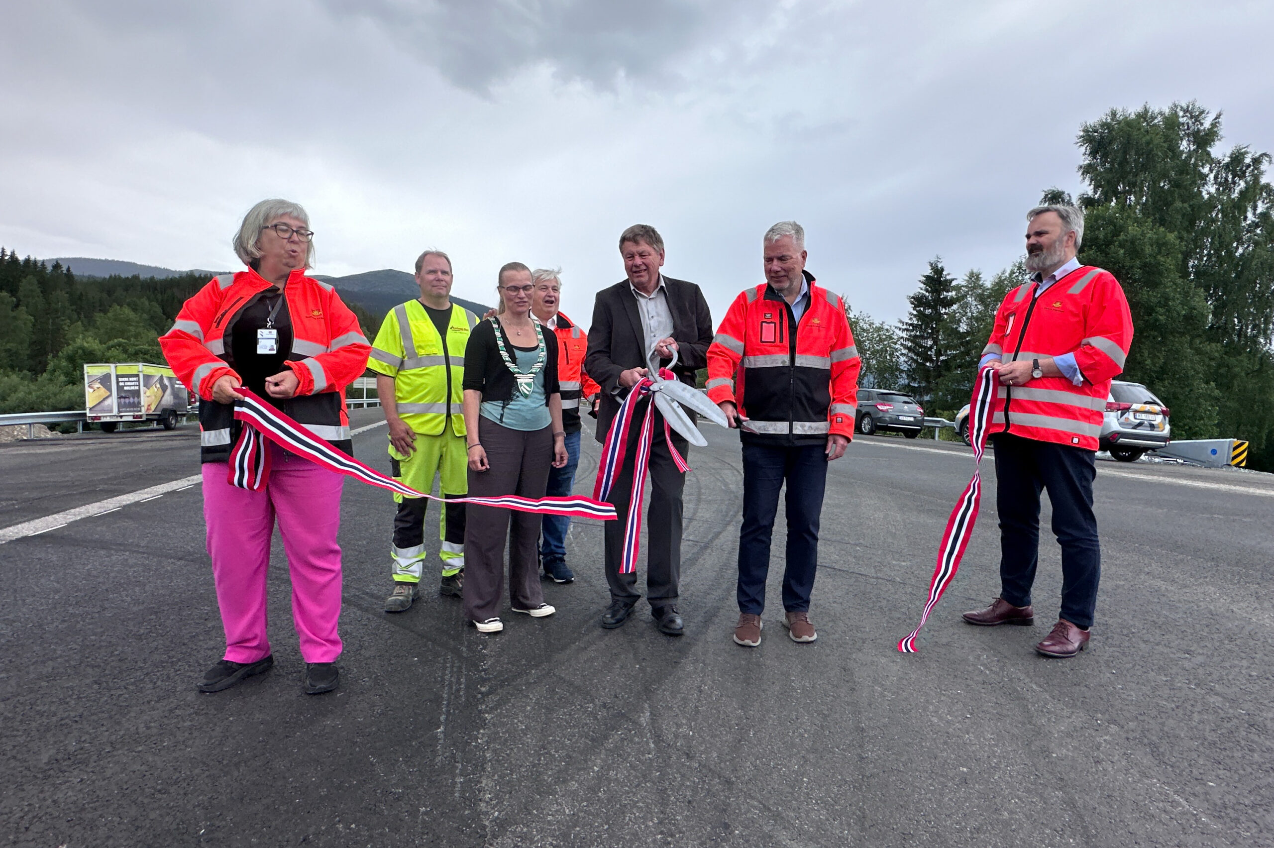 Arne Storsveen har jobbet 52 år i Statens vegvesen. Onsdag klipte han snora på den nye strekningen på rv. 3 i Stor-Elvdal. Han fikk god hjelp av varaordfører Ane Eriksen Hamilton i Stor-Elvdal kommune, assisterende veidirektør Ove Myrvåg, drift- og vedlikeholdsdirektør Bjørn Laksforsmo, utbyggingsdirektør Kjell Inge Davik, Frank Mellemstuen i Anlegg øst, og prosjektdirektør Ingunn Foss. (Foto: Per Kollstad/Statens vegvesen)