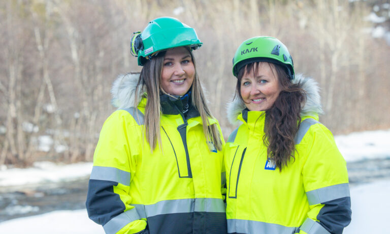 Elisabeth Hammari Mikkelsen og Evalill Larsen ute på Kløfta. Den dyktige totalentreprenøren Anlegg Nord sikrer en trygg og oversiktlig hverdag fordi risikovurderinger på storanlegg flyter sømløst via appen.