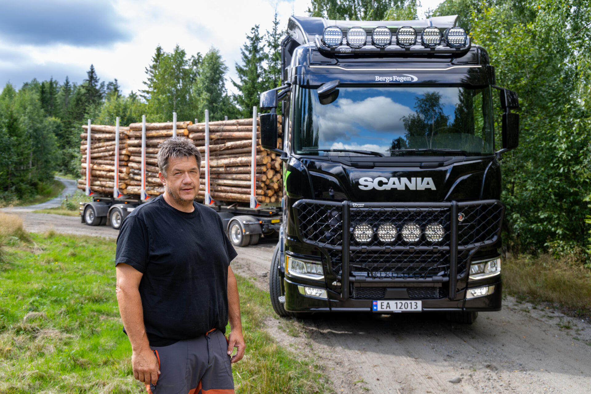 Ole Kjetil Eidal er den første i Norge med elektrisk tømmerbil. (Foto: Jørn Grønlund/Norsk Scania)