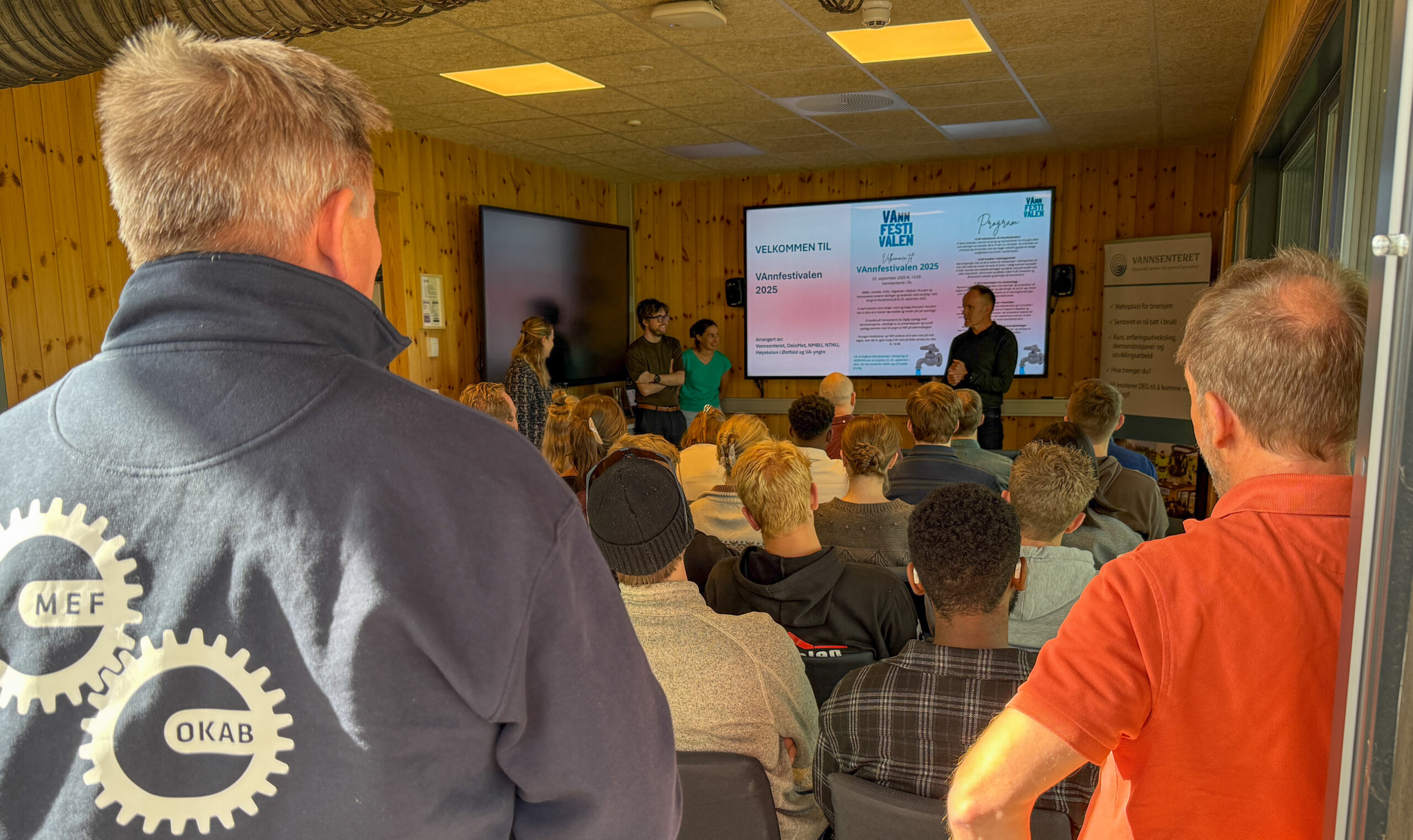 Sjur Tveite, daglig leder ved Vannsenteret, ønsket deltakerne velkomne og informerte om Vannsenteret og VAnnfestivalen. (Foto: Njål Hagen)
