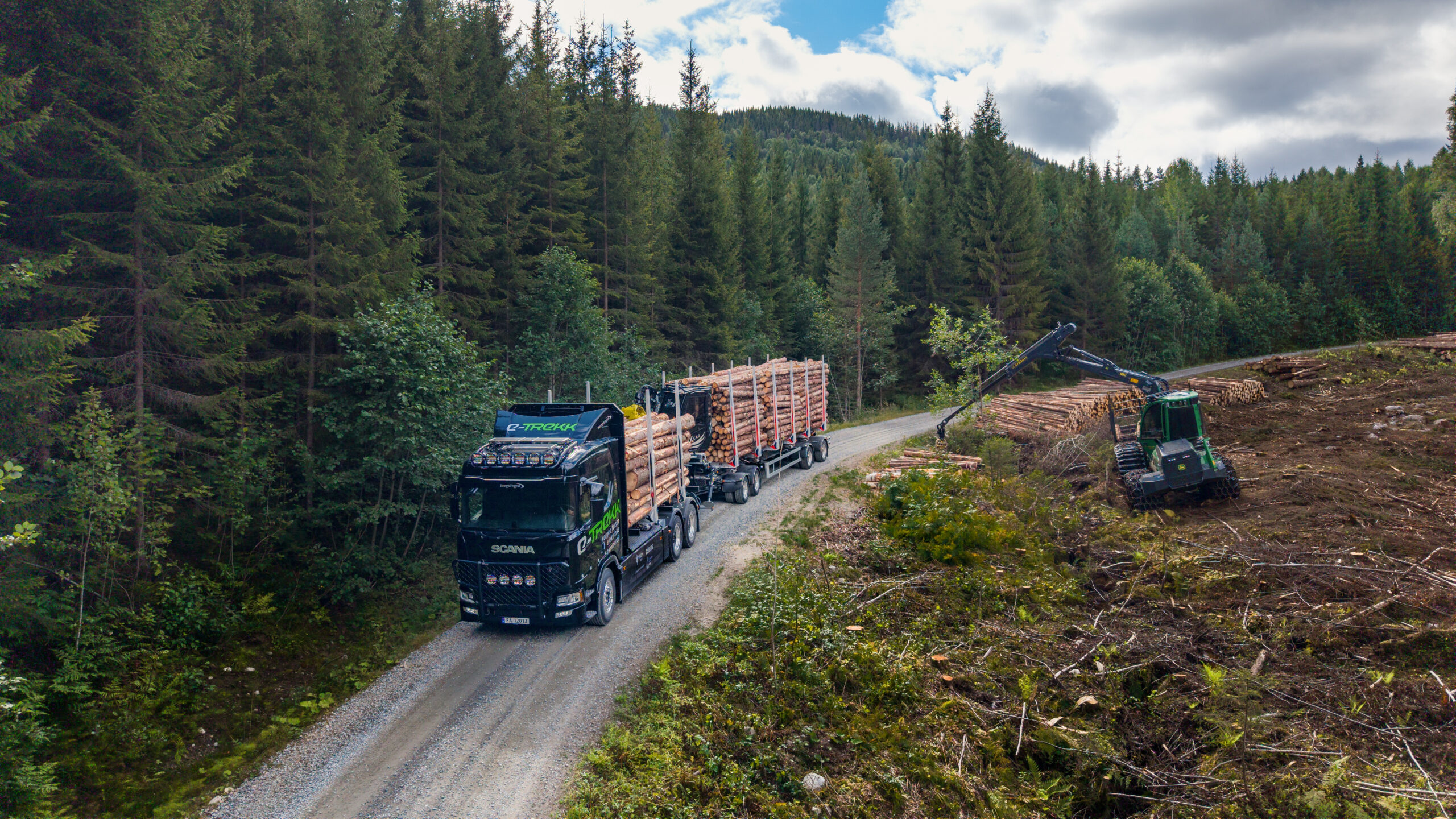 Den første norske elektriske tømmerbilen er på vei ut fra skogen med lass. (Foto: Jørn Grønlund/Norsk Scania)