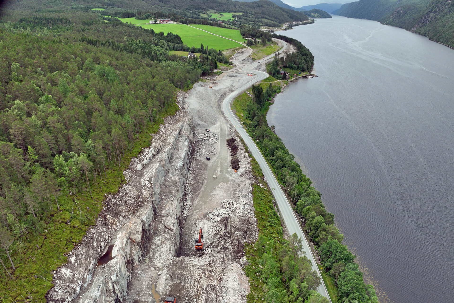 Det er vei i området ved Vinjefjorden mot Barhals og så videre vestover mot Haukvika og Staurset som skal ferdigstilles av MEF-medlem Winsnes AS. (Foto: Karl Gunnar Sødal, Statens vegvesen)