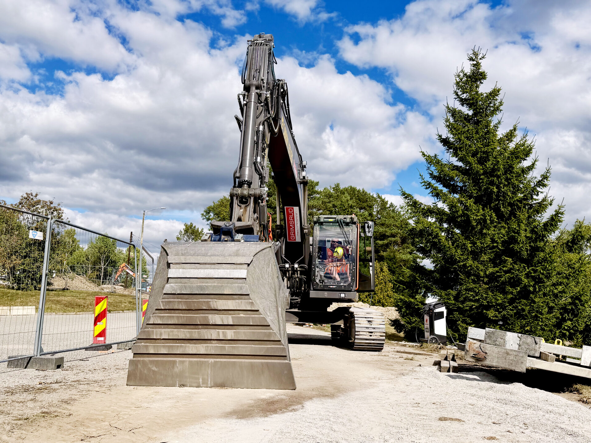 Gravemaskinene til Leif Grimsrud AS er på plass og satt i arbeid. Mellom Nygårdshaugen og Holmegil i Sarpsborg bygges det nå ny gang- og sykkelvei. (Foto: Bypakke Nedre Glomma)