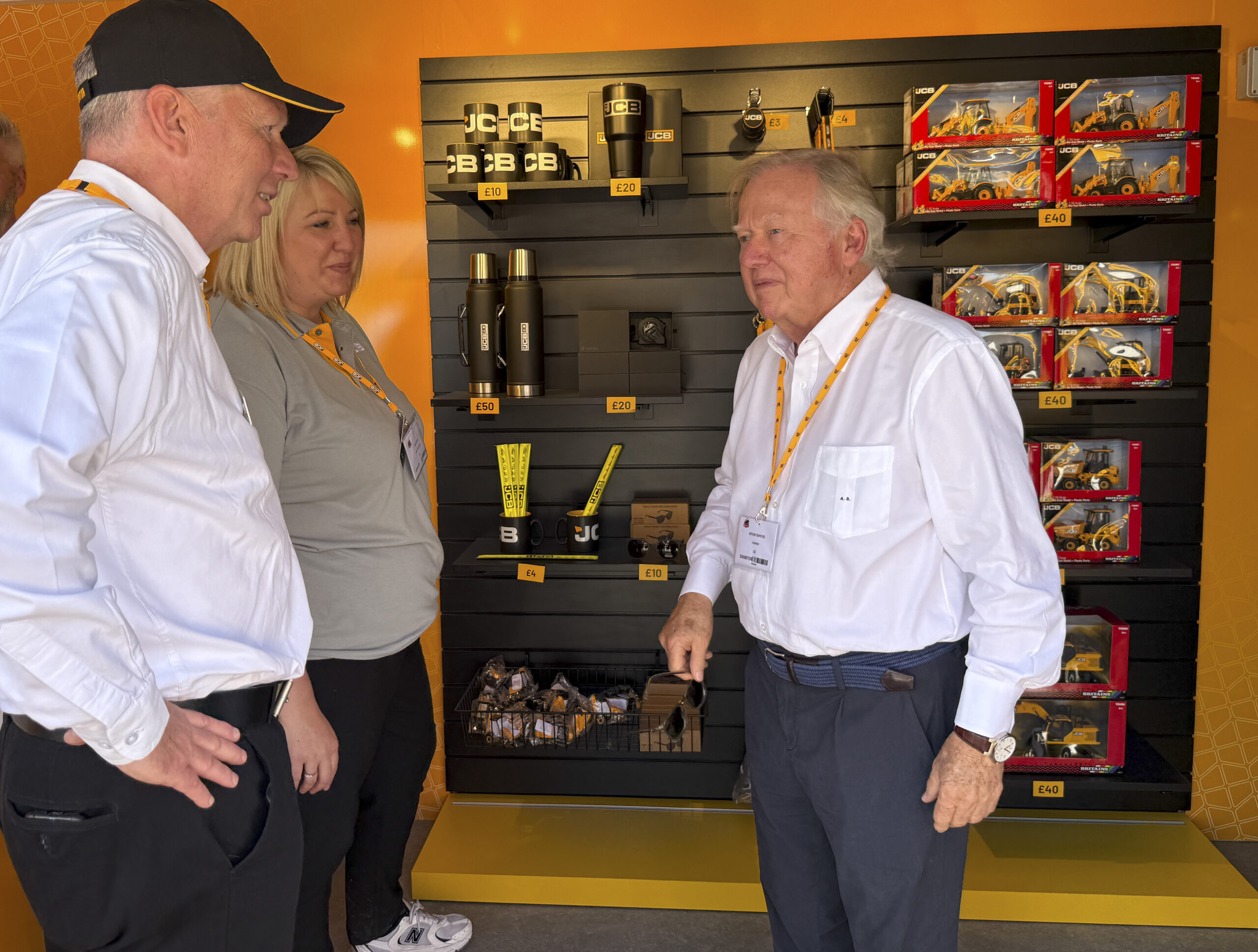 Sjefen sjøl på messebesøk. JCBs styreleder Lord Anthony Bamford (80) besøkte JCB-standen på messens første dag. (Foto: Njål Hagen)