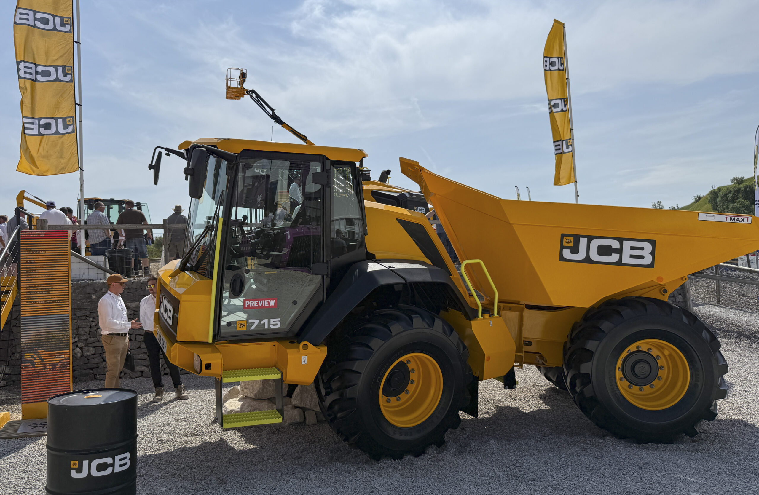 Den kompakte leddumperen JCB 715 har nyttelast på 12 750 kg. (Foto: Njål Hagen)