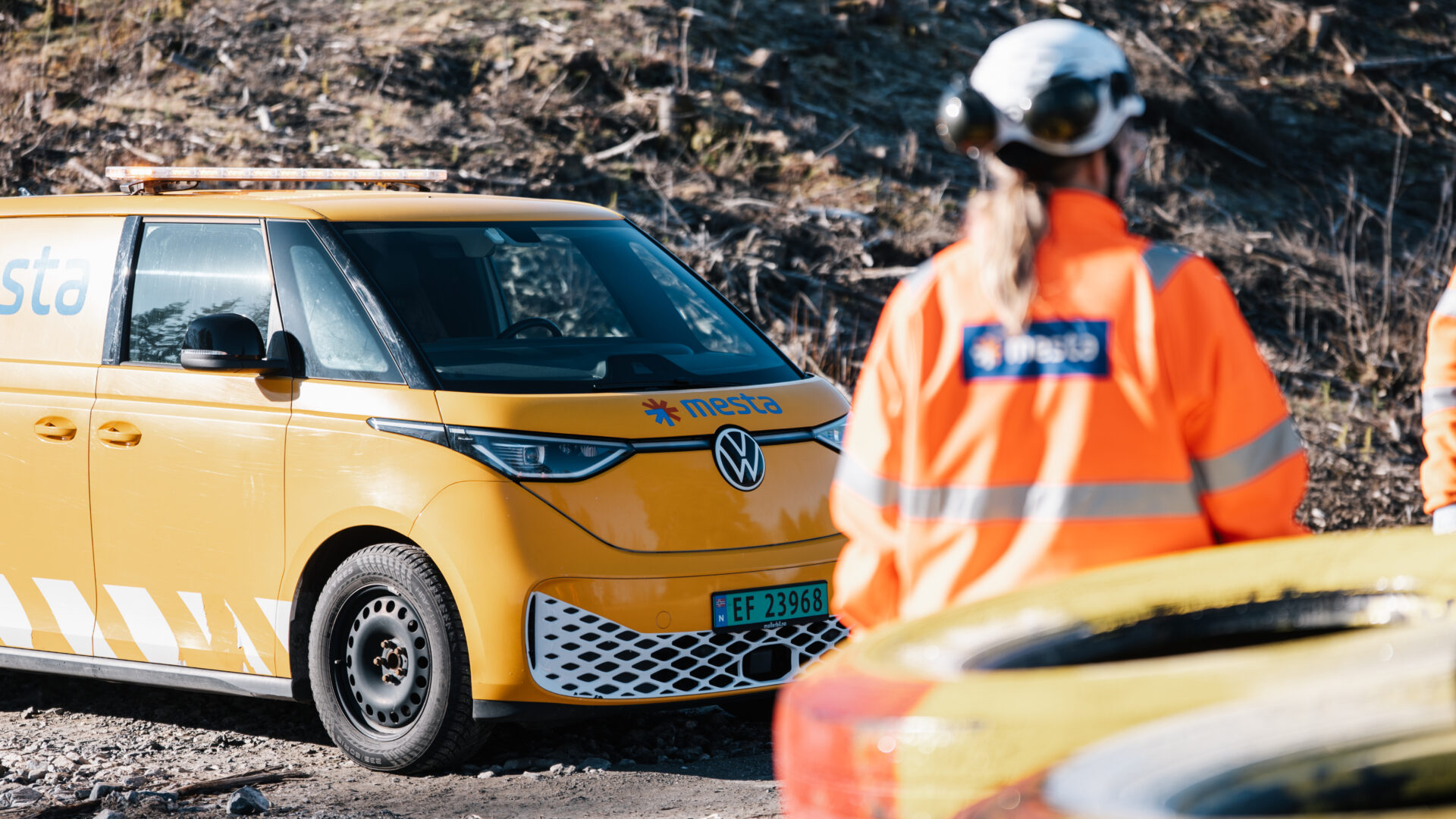 Mesta kjøper inn om lag 150 elektriske varebiler årlig. Selskapet har siden 2022 spart to millioner liter diesel på denne satsingen. (Foto: Mesta)