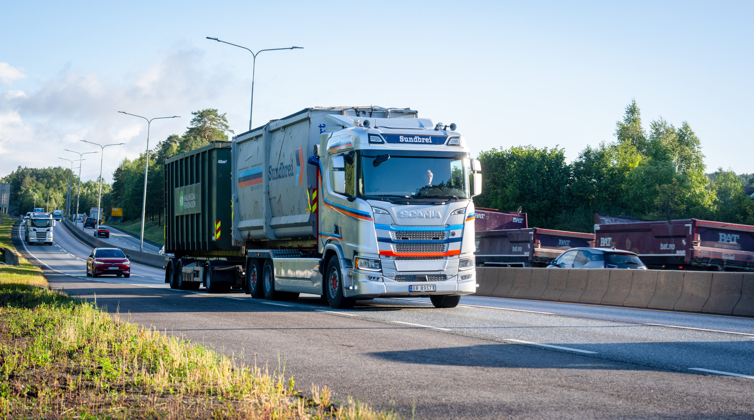 Krokbilen de nå kjører med, er en mellomløsning før de får den elektriske bilen som skal gå fast i denne kjøringen. (Foto: Norsk Scania)