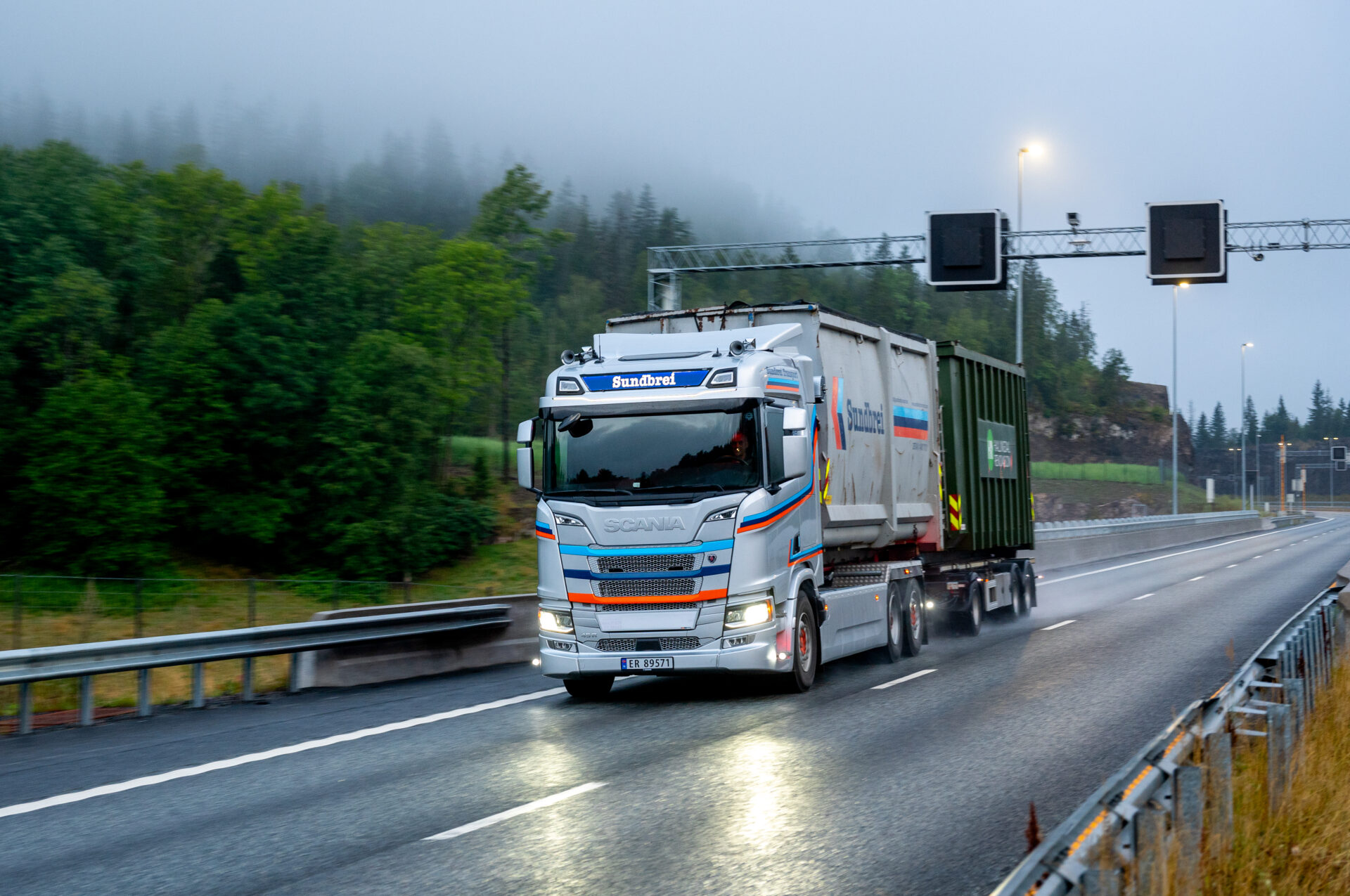 Sundbrei Transport kjører 880 km per døgn med elektrisk Scania 45 R krokbil. (Foto: Norsk Scania)