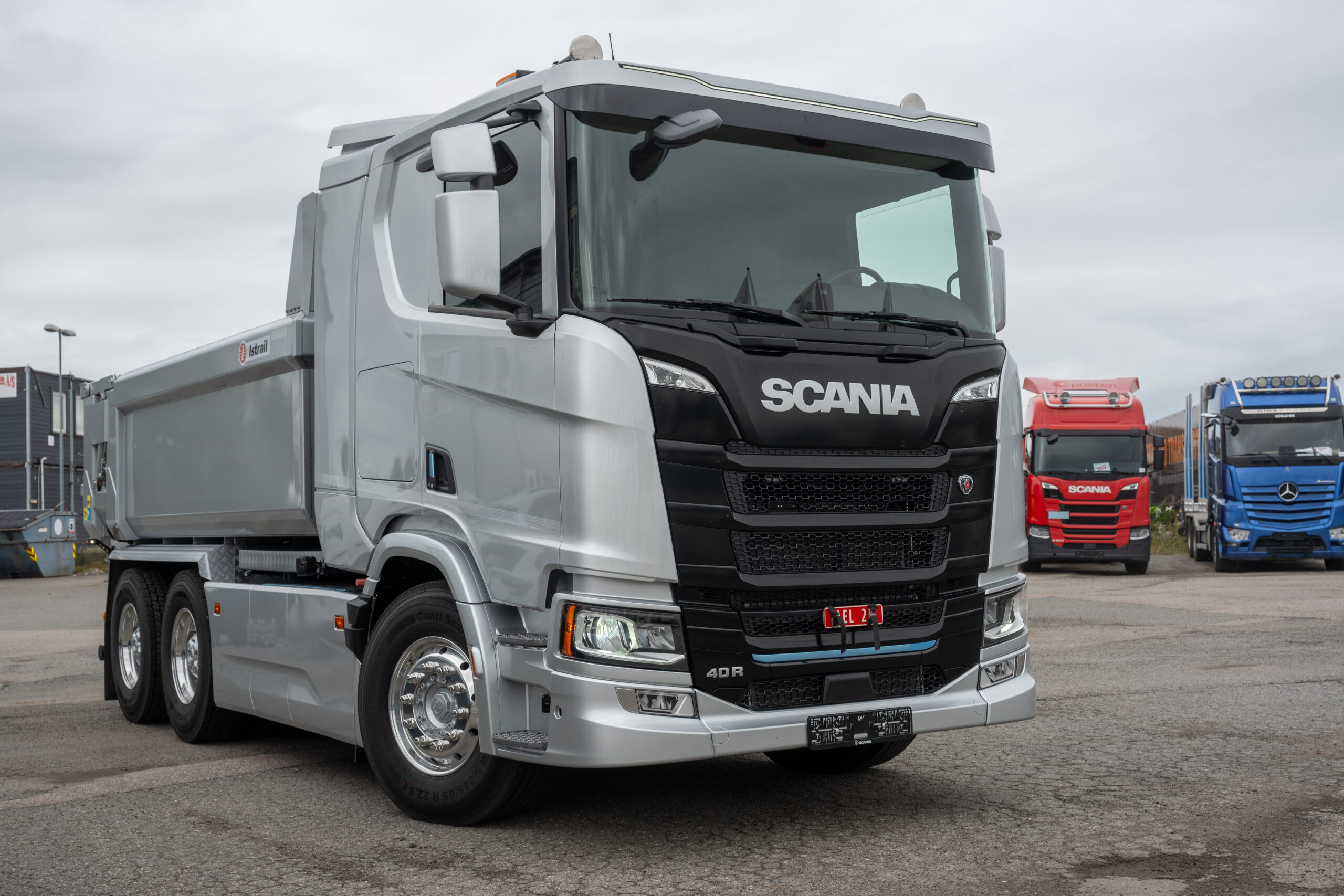De 30 nye el-Scaniaene er en kombinasjon av tippbiler, asfaltbiler, krokbiler, trekkvogner og kranbiler. Scaniaen på bildet har lav hytte (skal være normalhytte på bilene til Bjørnars Transport) og 3,55 m akselavstand. Scania kan levere el-biler med akselavstand ned i 3,25 m. (Foto: Scania)