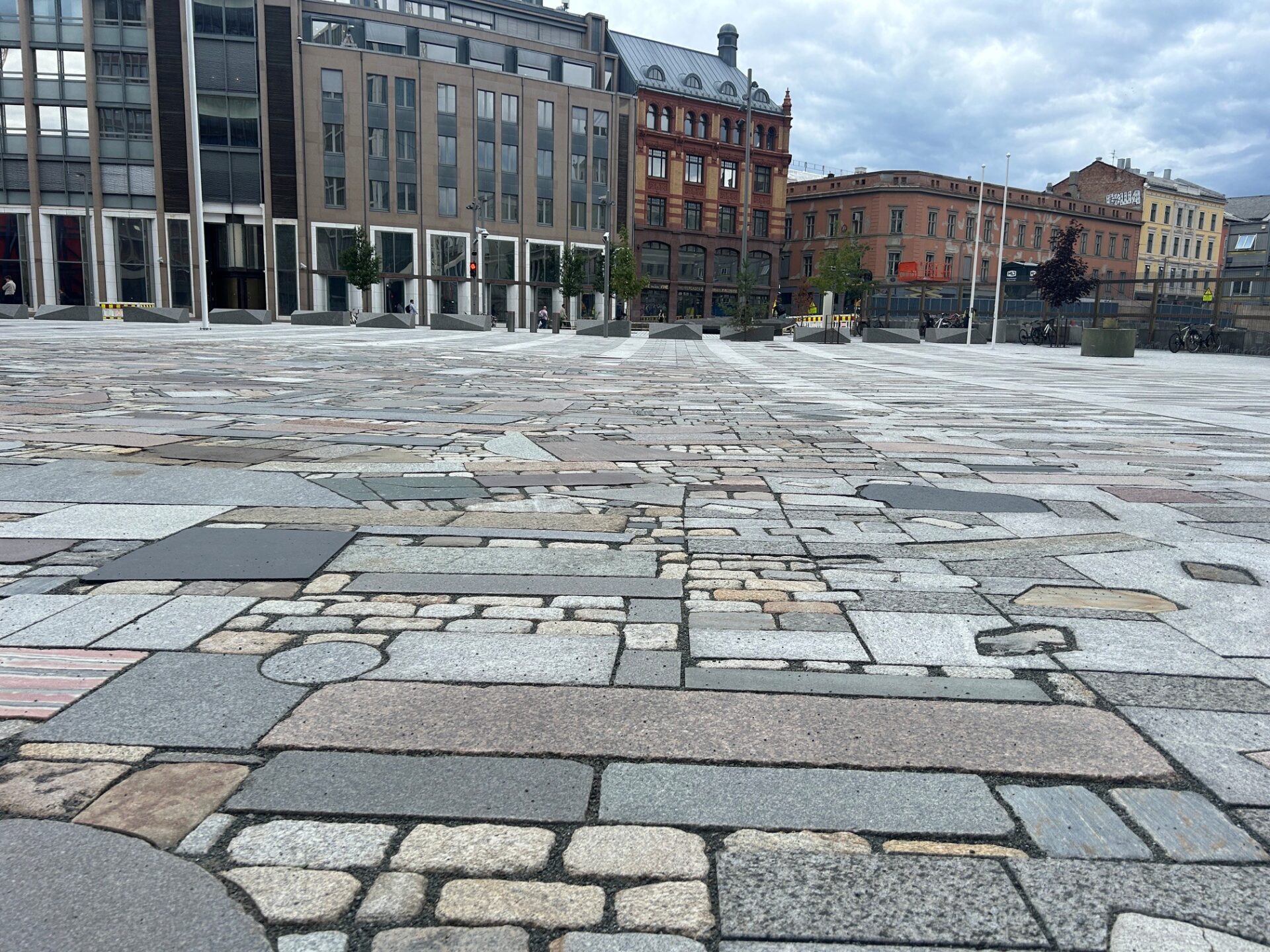 Mosaikken av naturstein på Johan Nygaardsvolds plass i Oslo består av resirkulert stein fra hele Norge. (Foto: Ida Rambæk/Sintef)
