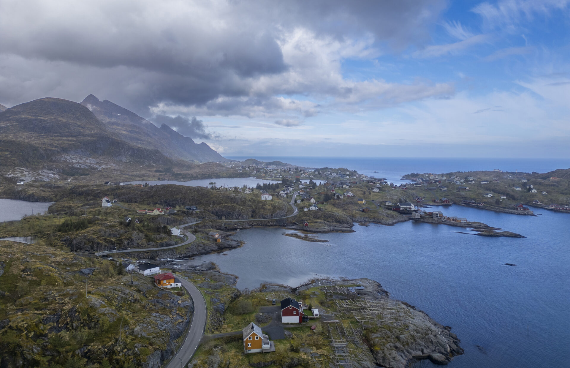 E10 på strekningen Nappstraumen-Å, er tidvis smal og svingete uten midtstripe. Som her ved Tind mot Sørvågen i Moskenes kommune. (Foto: Tom Vestgård, Statens vegvesen)