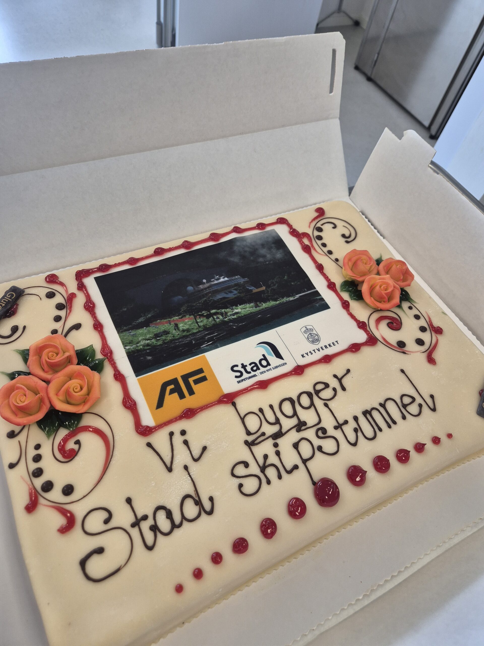 Som seg hør og bør ble det feiret med kake. (Foto: Sveinung Nedregotten/Kystverket)