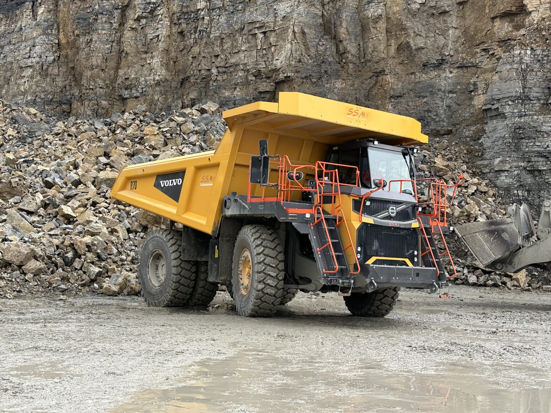 Tyske SHF var de første til å ta i bruk Volvos nye R70 tipptruck. (Foto: Volvo CE)