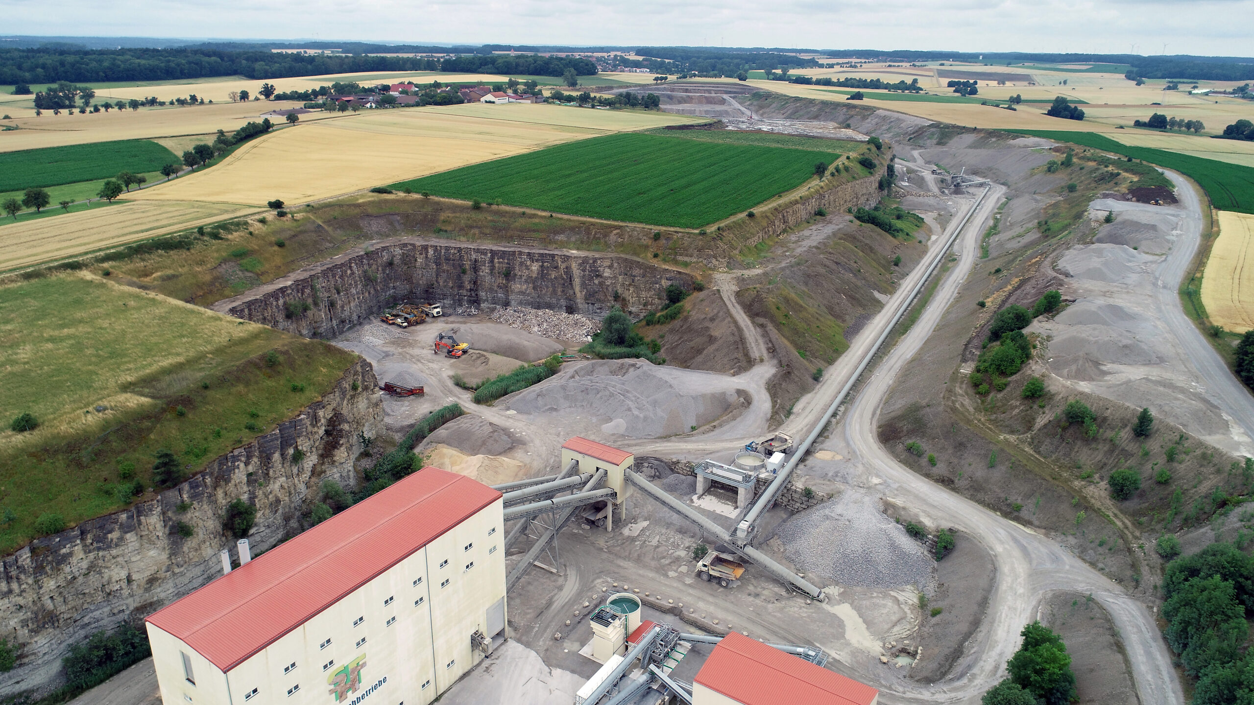 Tipptruckene brukes i SHFs steinbrudd i Bettenfeld i Tyskland. (Foto: Volvo CE)