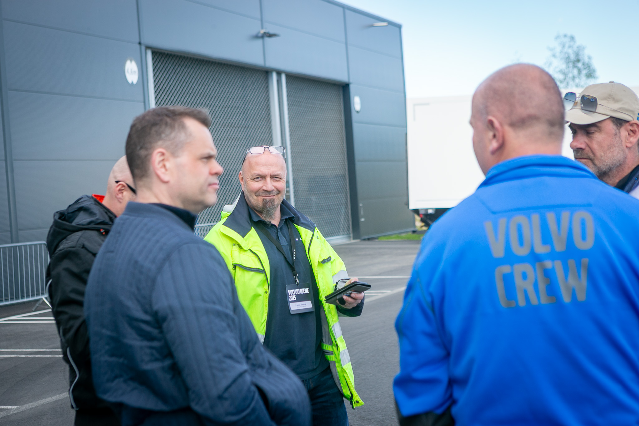 Volvodagene er møteplass for mennesker på tvers av transport- og anleggsbransjen, der kunder, sjåfører, maskinførere og Volvos egne fagfolk får tid til å utveksle erfaringer. (Foto: Volvo)