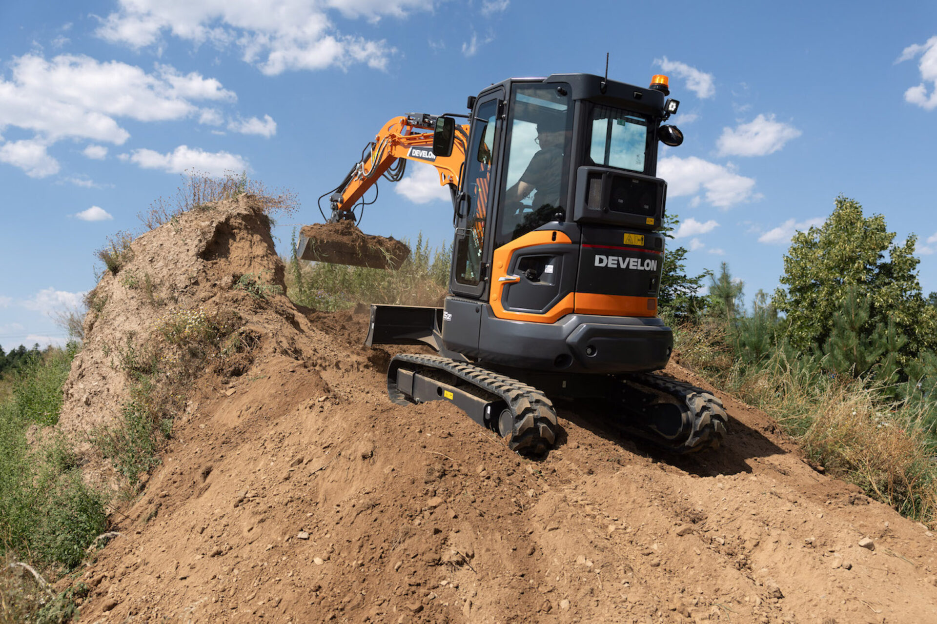 Develon DX35Z-7 har fått ny og sterkere motor og oppgradert hydraulikkapasitet. (Foto: Develon)