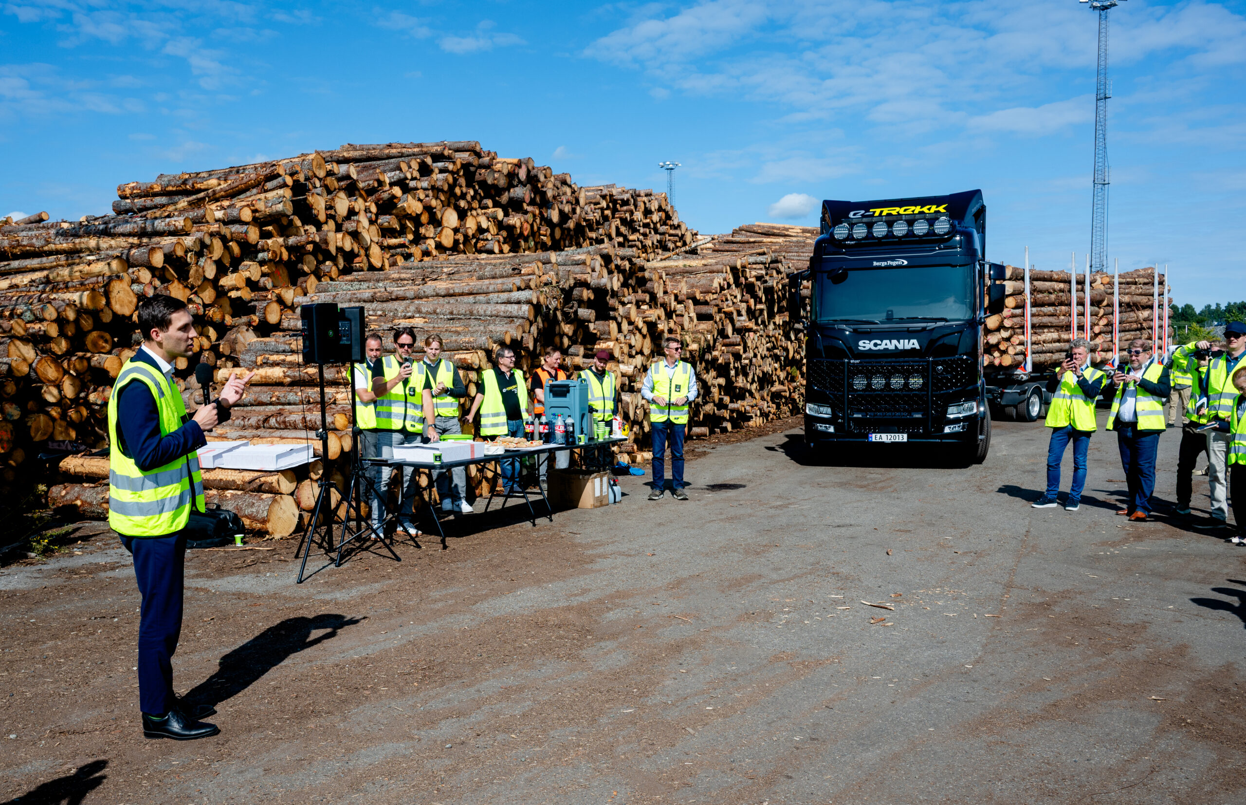 Den offisielle åpningen av den nye laderen var det klima- og miljøminister Andreas Bjelland Eriksen som sto for. (Foto: Jørn Grønlund/Norsk Scania)