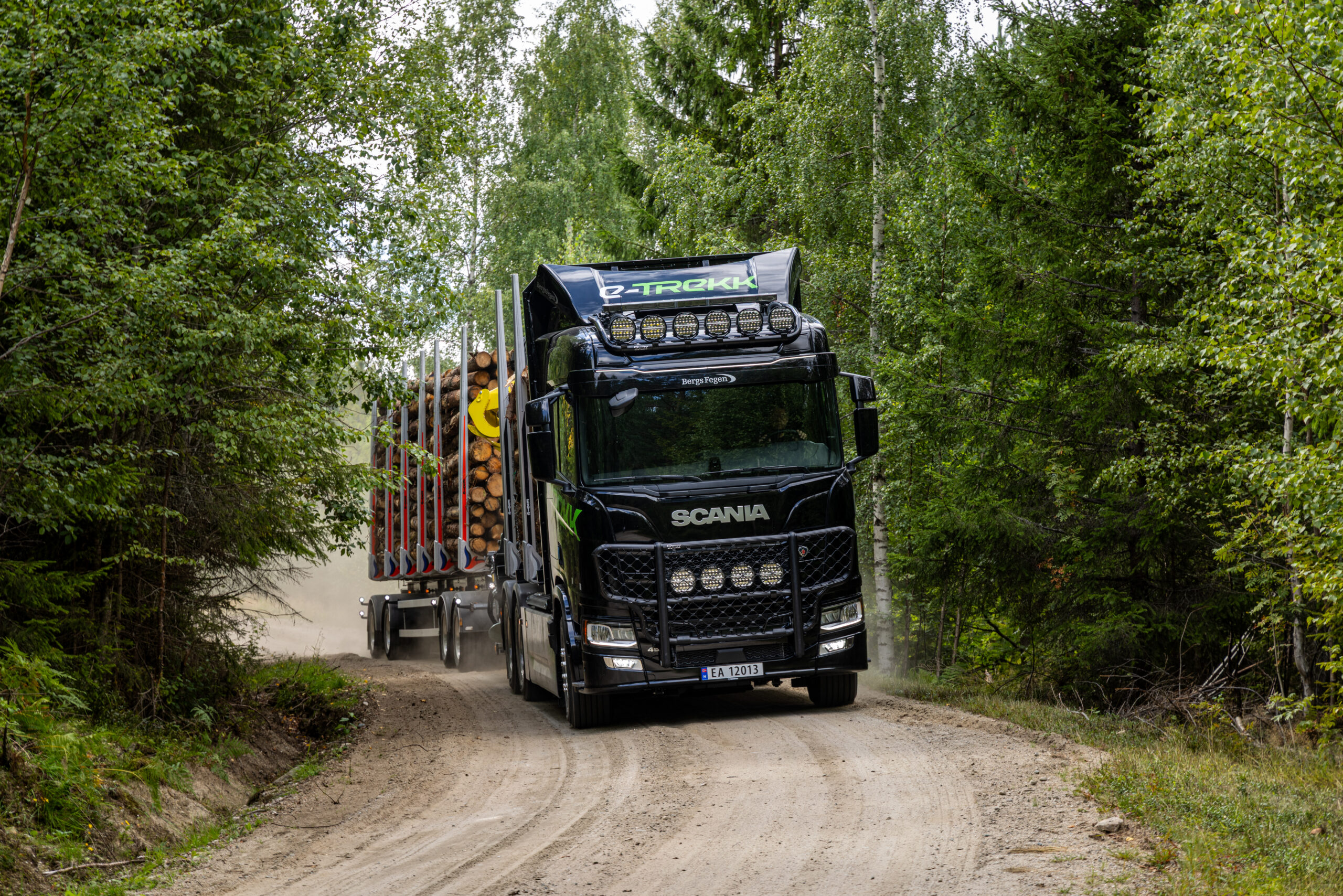 Norske tømmertransportører kjører mye i krevende og kupert terreng. (Foto: Jørn Grønlund/Norsk Scania)