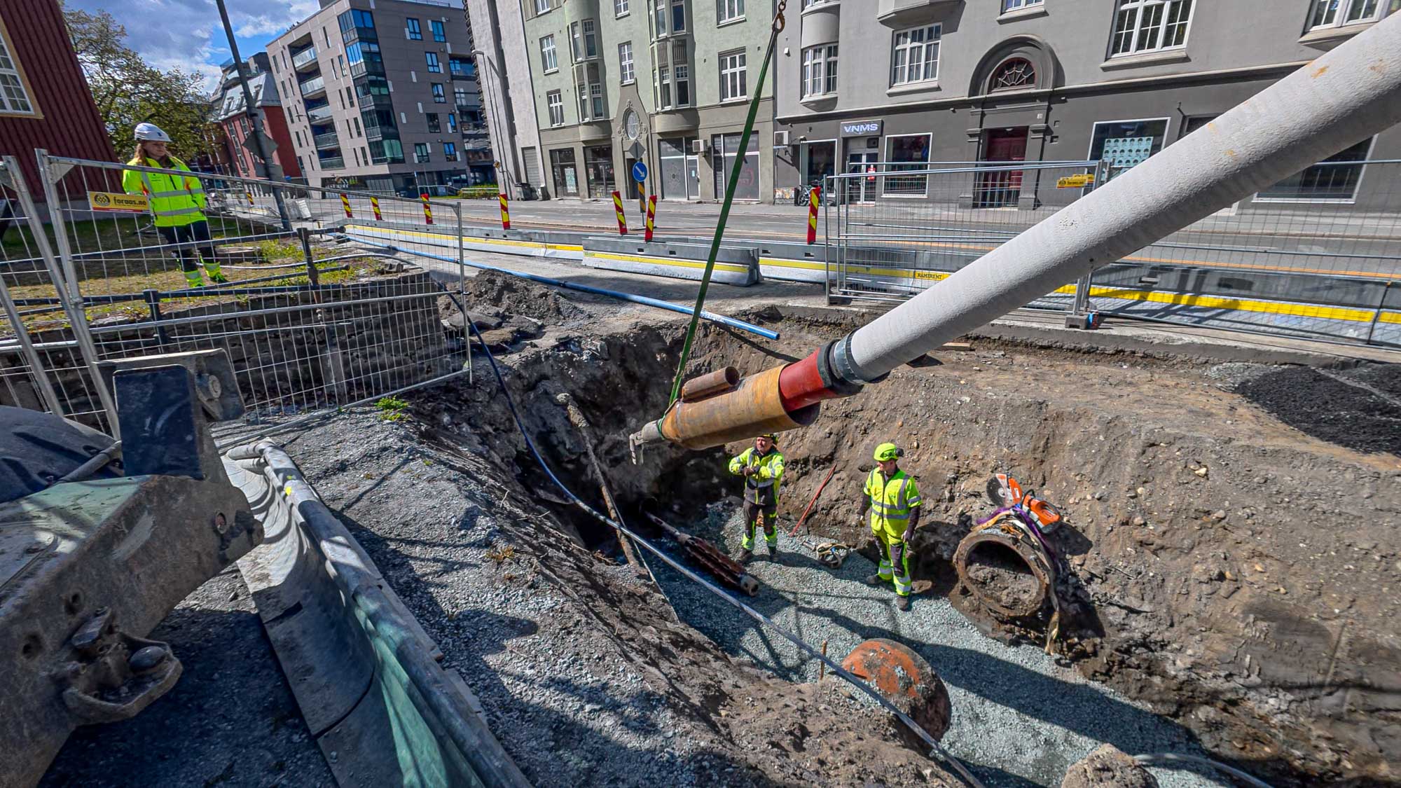 NoDig-prosjekt i Trondheim sentrum i fjor sommer. Utblokking med ny ledning i duktilt støpejern. (Foto: Jørn Søderholm, Praktisk Talt AS)