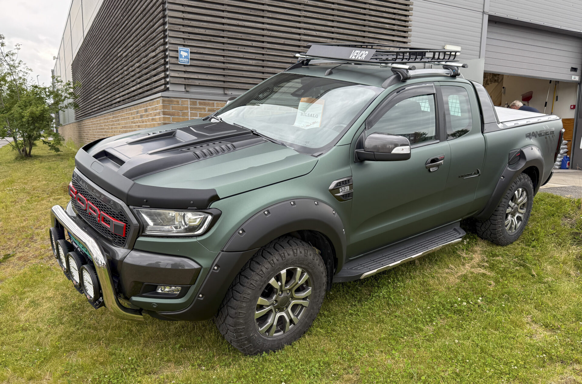 Ford Ranger som skiller seg ut i mengden. (Foto: Njål Hagen)
