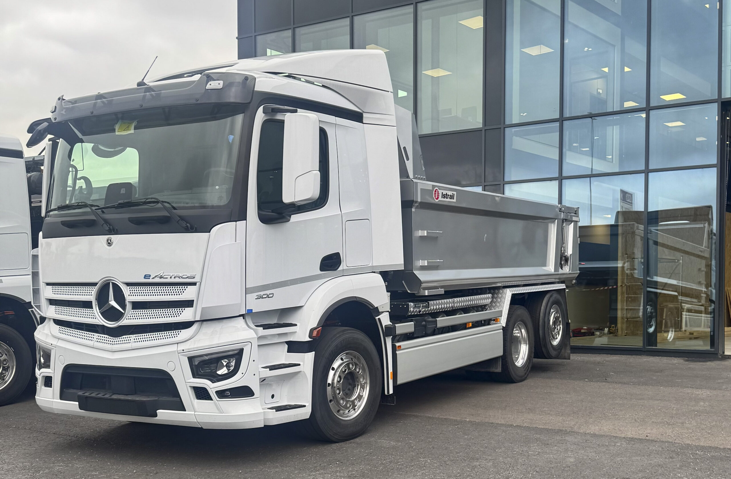 Blant lastebilene som blir tilgjengelig gjennom det nye utleiesamarbeidet er Mercedes-Benz eActros 300-tippbil. (Foto: Akershus Bilutleie)