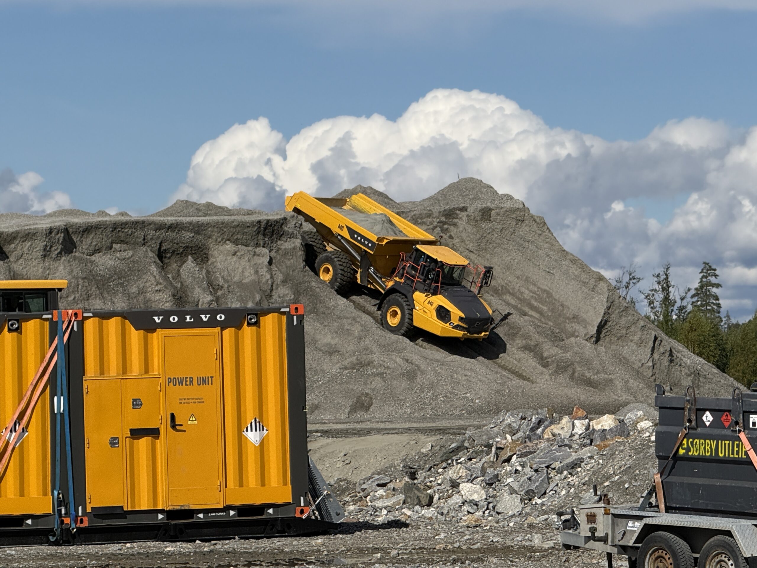 Volvo Maskin stiller med vel 40 maskiner under Volvodagene 2026, og de aller fleste kan prøvekjøres. Det er mulighet for å kjøre både diesel og elektrisk dumper i en utfordrende løype. Undertegnede ble svett på ryggen nedover i 47 prosent helling. (Foto: Njål Hagen)
