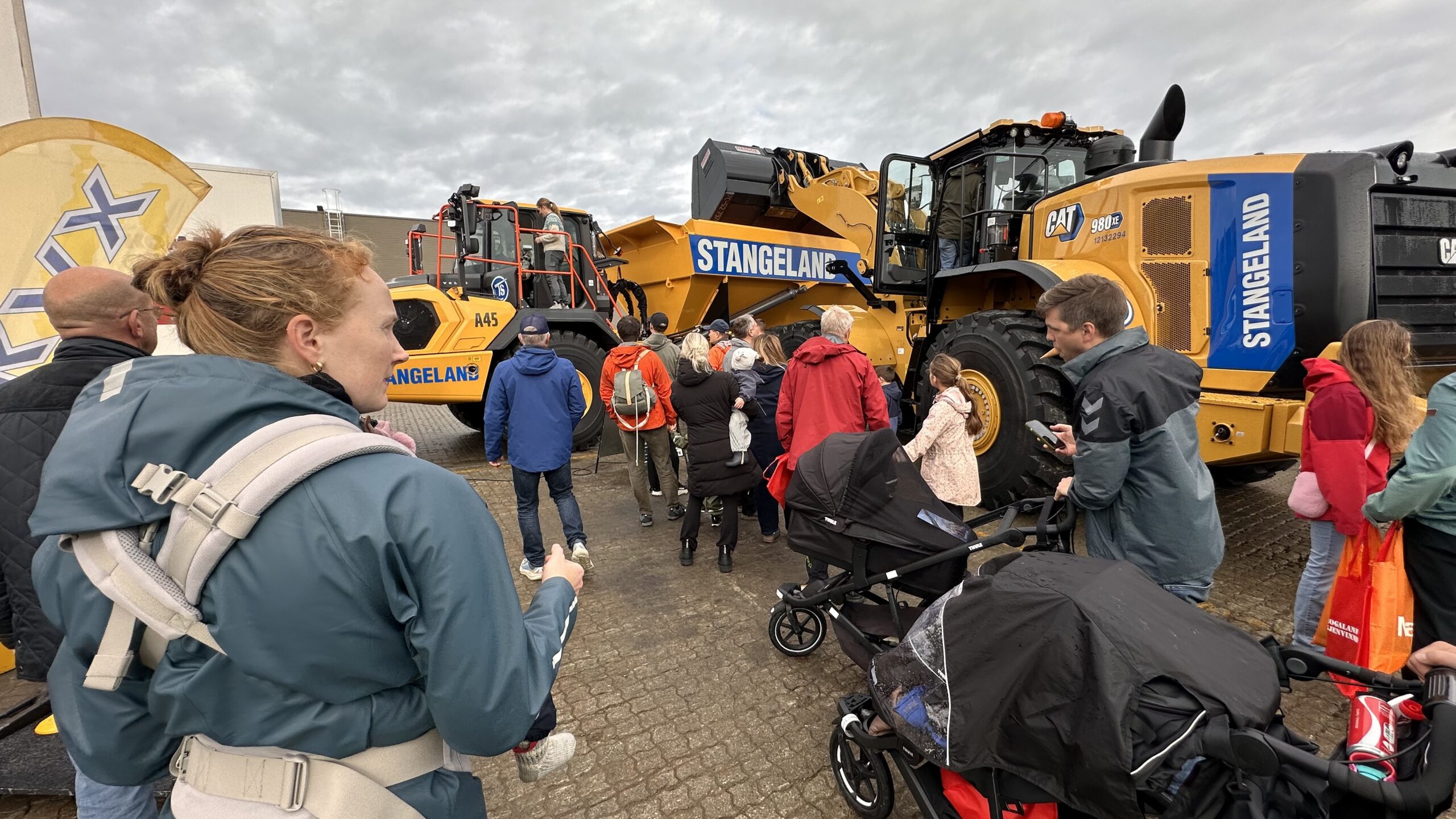 Det var kø for å komme opp i dumper og hjullaster. (Foto: Stangeland)