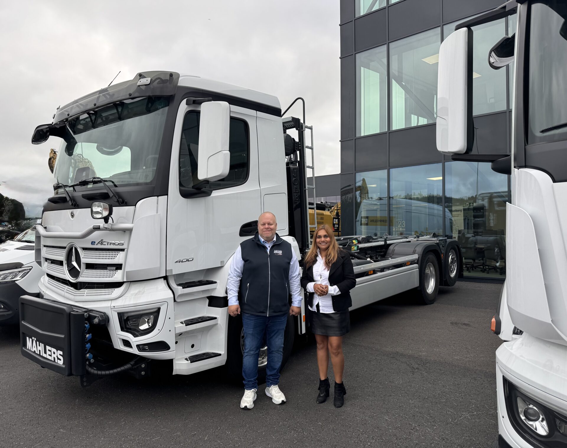 Vidar Lorentzen i Bertel O. Steen Lastebil og Buss og Bente Wethal, daglig leder i Akershus Bilutleie, samarbeider om kort- og langtidsleie av lastebiler fra Mercedes Benz. (Foto: Akershus Bilutleie)