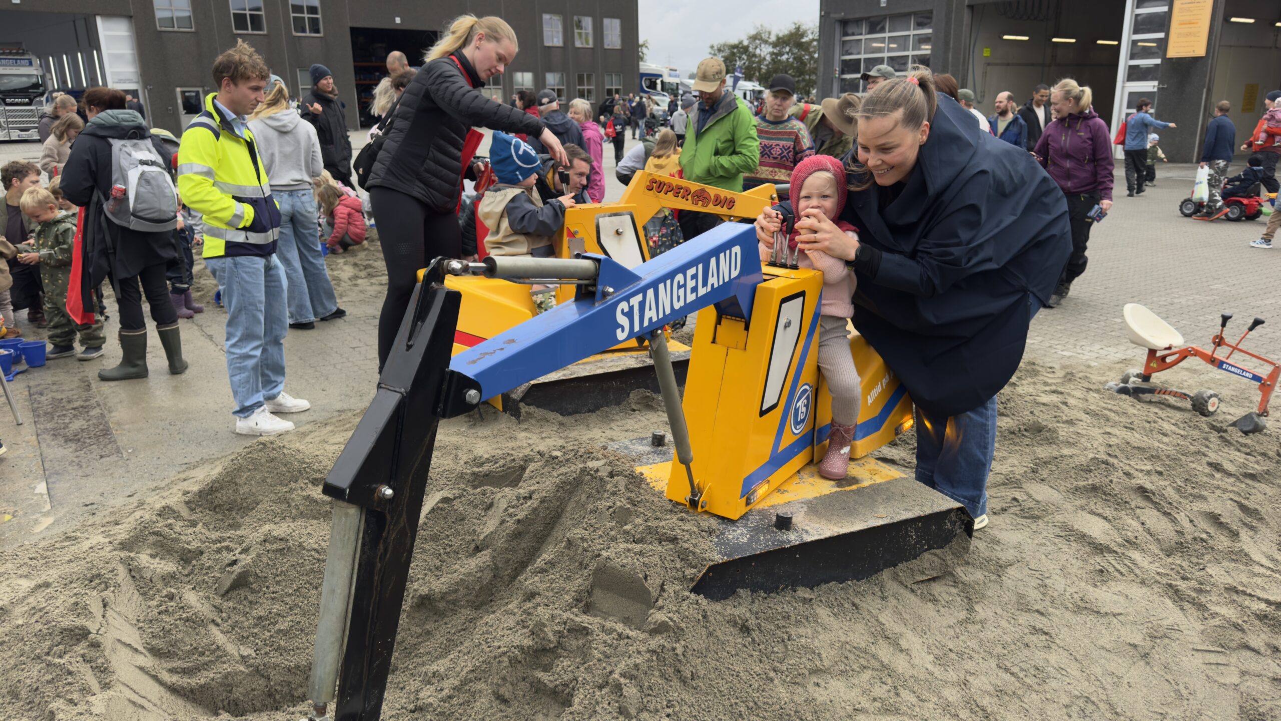 Små og store koste seg blant maskiner og utstyr. Kanskje en fremtidig maskinfører. (Foto: Stangeland)
