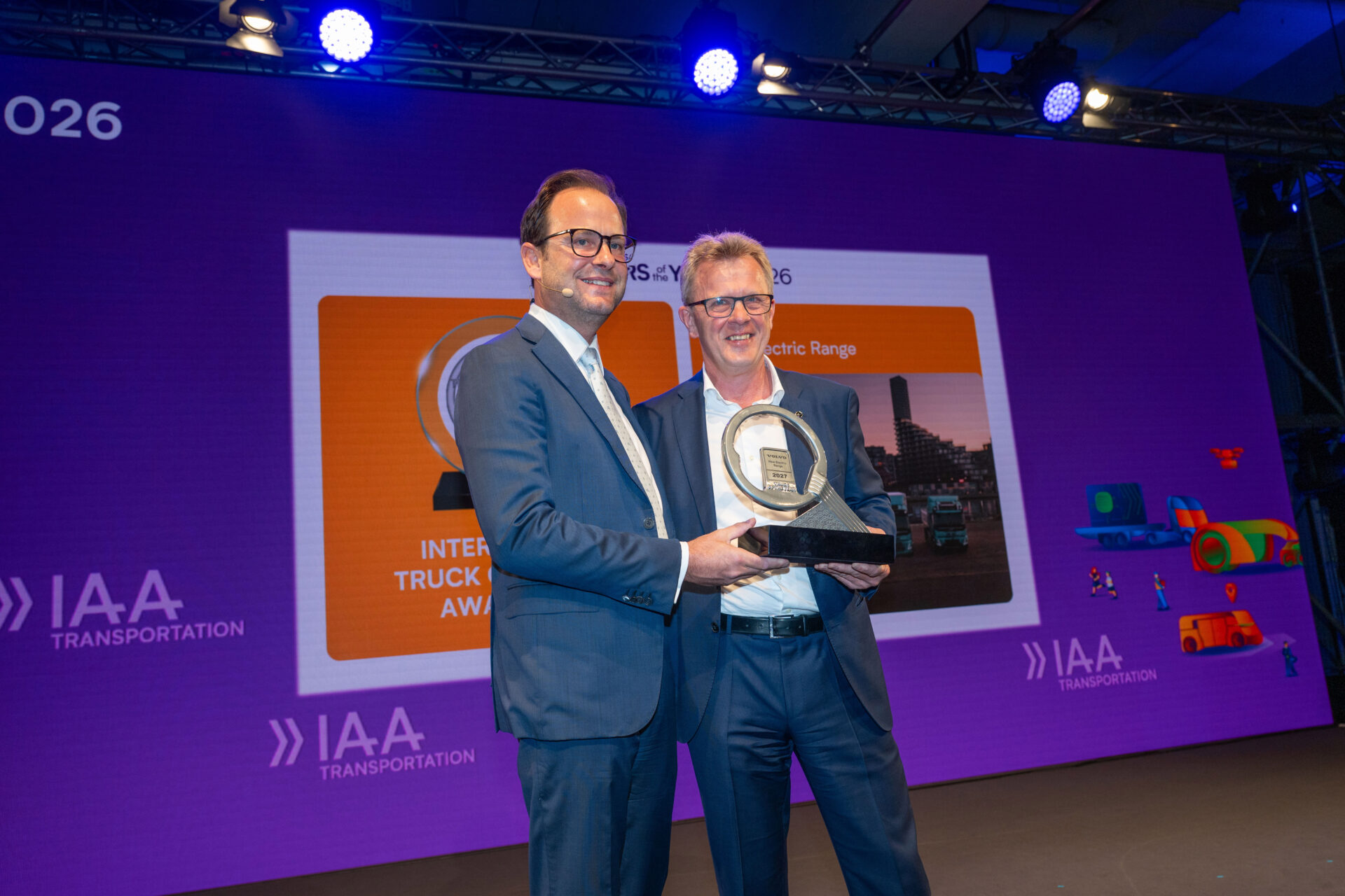 Florian Engel, styreleder i juryen for «International Truck of the Year» (t.v.), overrekker prisen til Roger Alm, administrerende direktør i Volvo Trucks. (Foto: Volvo Trucks)