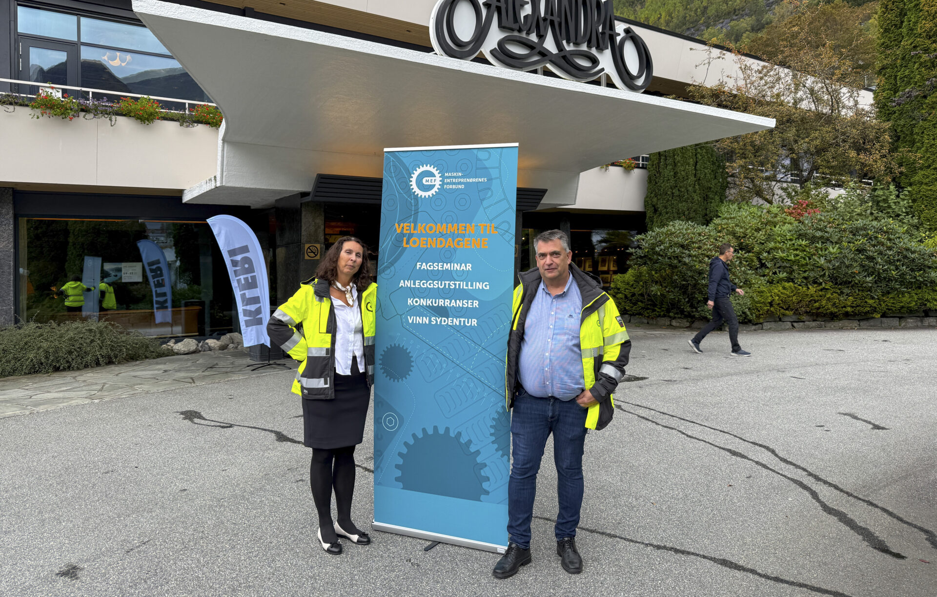 Regionsjefene Mona Løvas og Øyvind Bergseth i MEF ønsker besøkende og utstillere velkommen til årets Loendagene på Hotel Alexandra i Loen. (Foto: Njål Hagen)