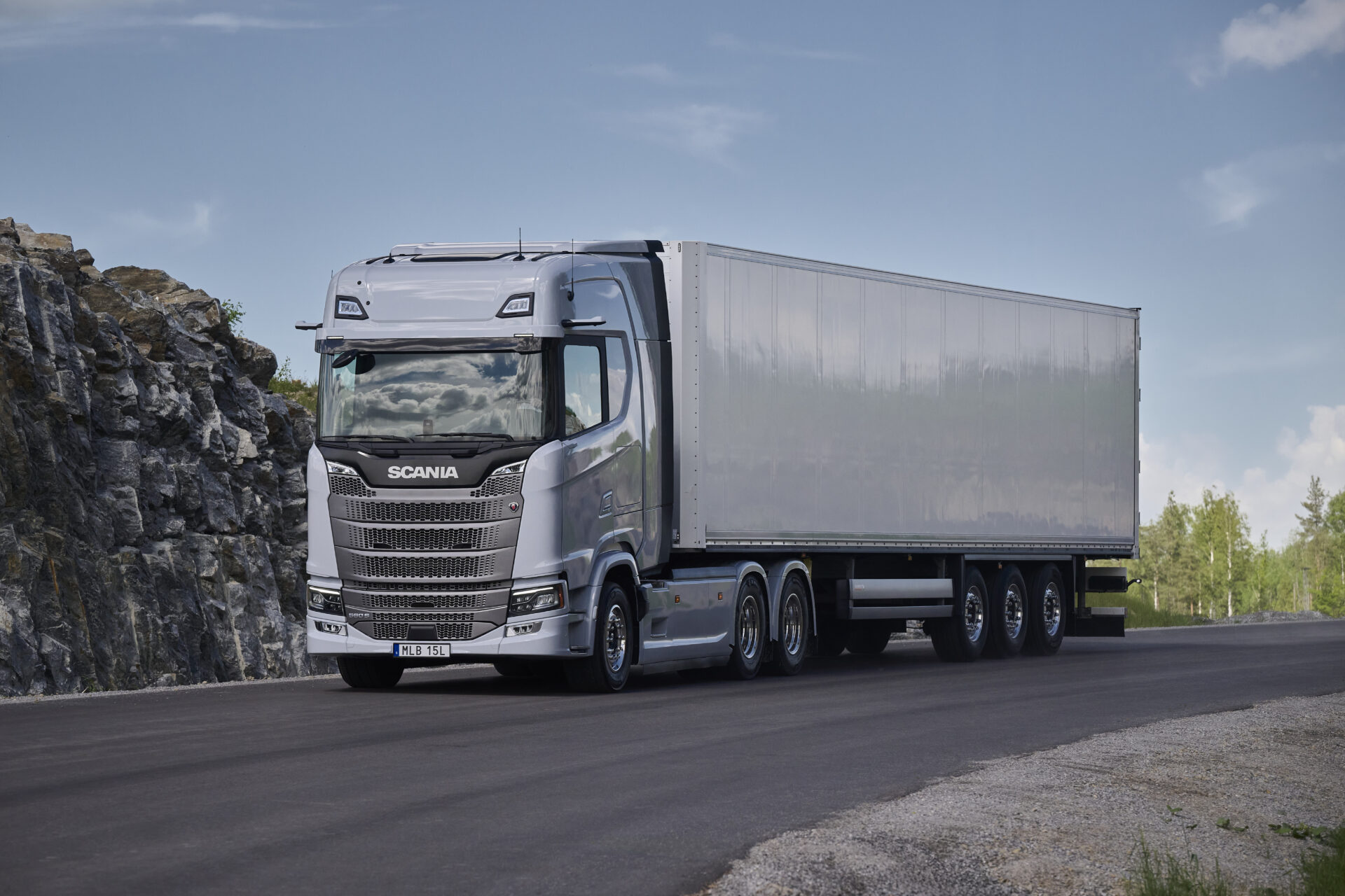 NY FRONT: Scania Dynamic har fått ny front med forbedret aerodynamikk som reduserer forbruket med to prosent. (Foto: Scania)