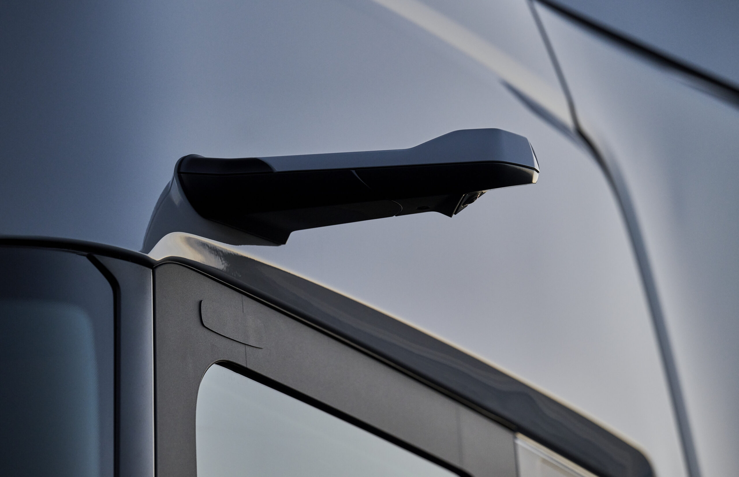 KAMERA: Nye digitale kameraer gir også bedre sikt fremover før sjåføren. (Foto: Scania)