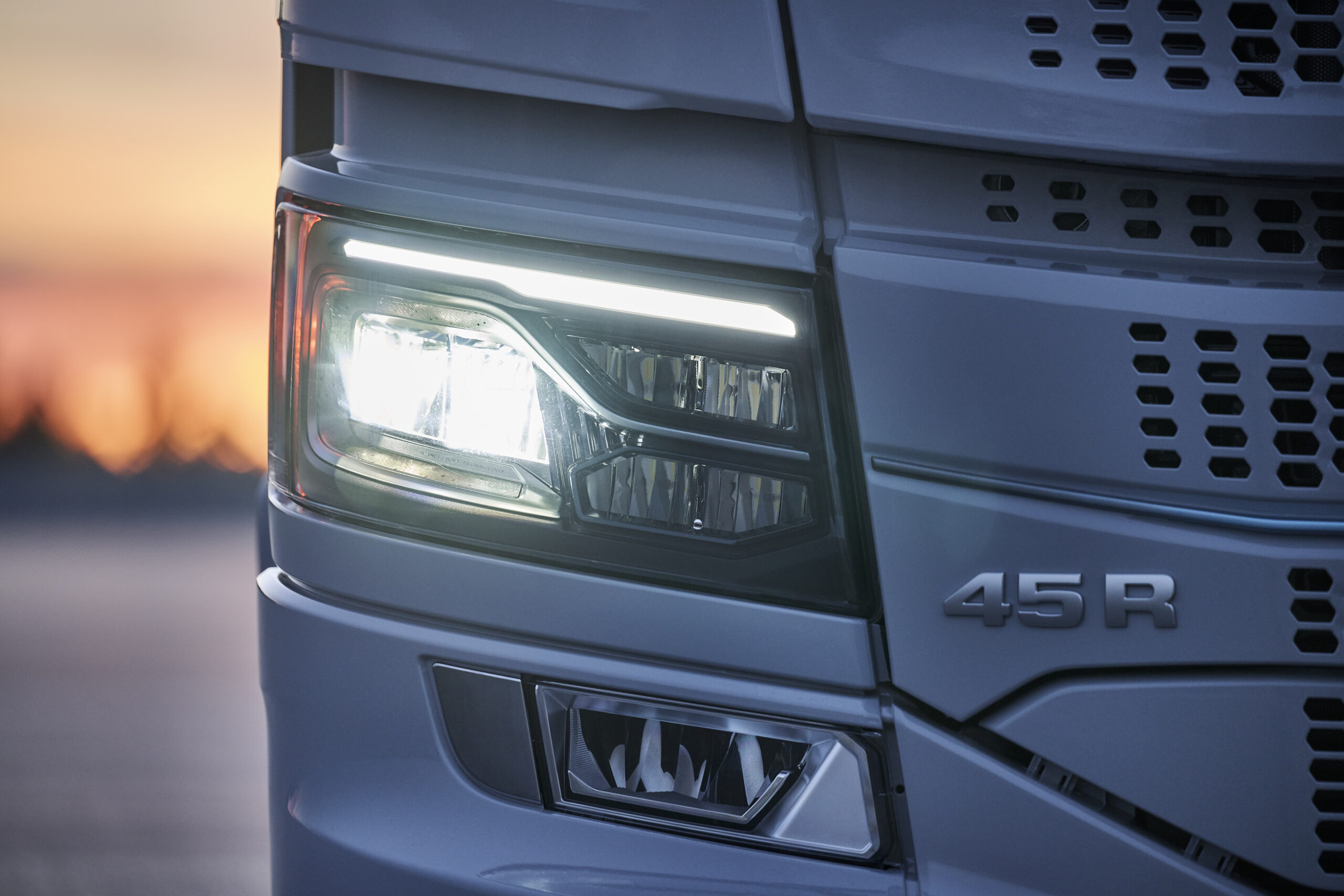LYS: Scania Dynamic kommer med nye og forbedrede hovedlys. (Foto: Scania)