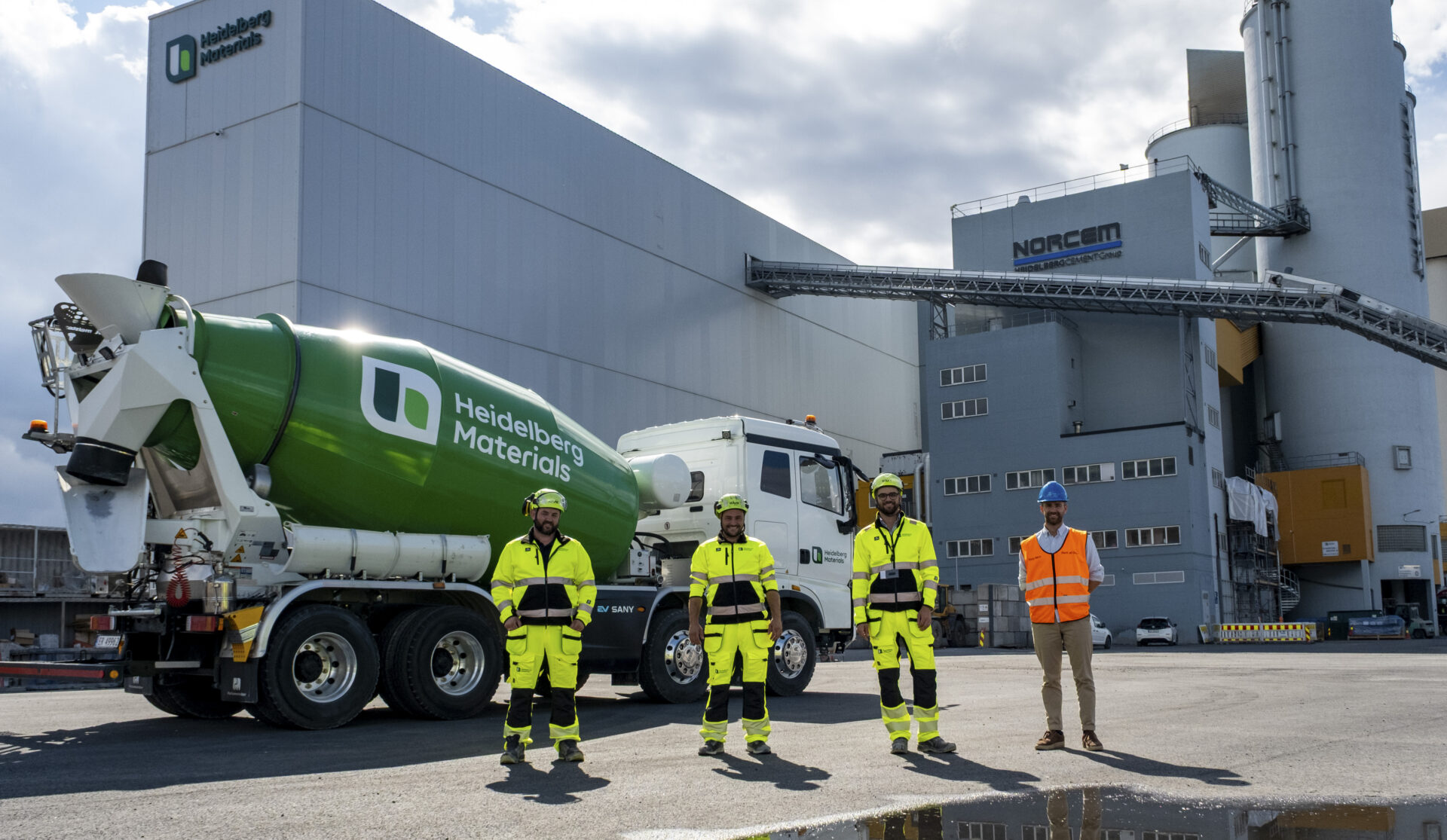 ELEKTRISK BETONGTRANSPORT: John Edvin Tornes (TKT Transport), Georgi Stoyanovq (TKT Transport), Peter Holiman Kermit (Heidelberg Materials) og Jens Eirik Hagen (Oslo Havn) foran en av de nye elektriske betongbilene til Heidelberg Materials. (Foto: Hans Kristian Riise/Oslo Havn)