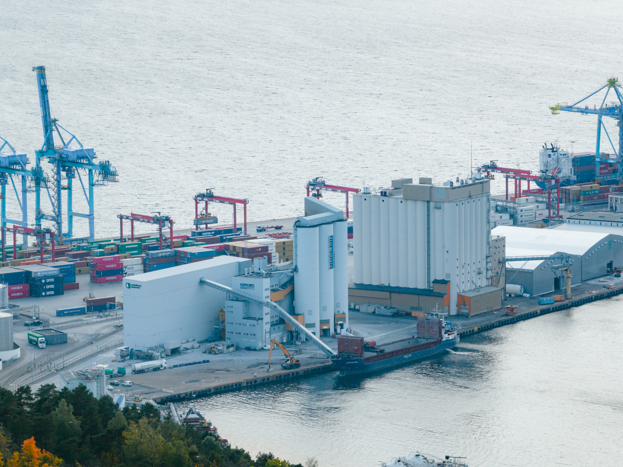 NORGES STØRSTE: Sjursøya betongfabrikk er Norges største betongproduksjonsenhet. (Foto: Nikolas Gogstad, Spoon/Oslo Havn)