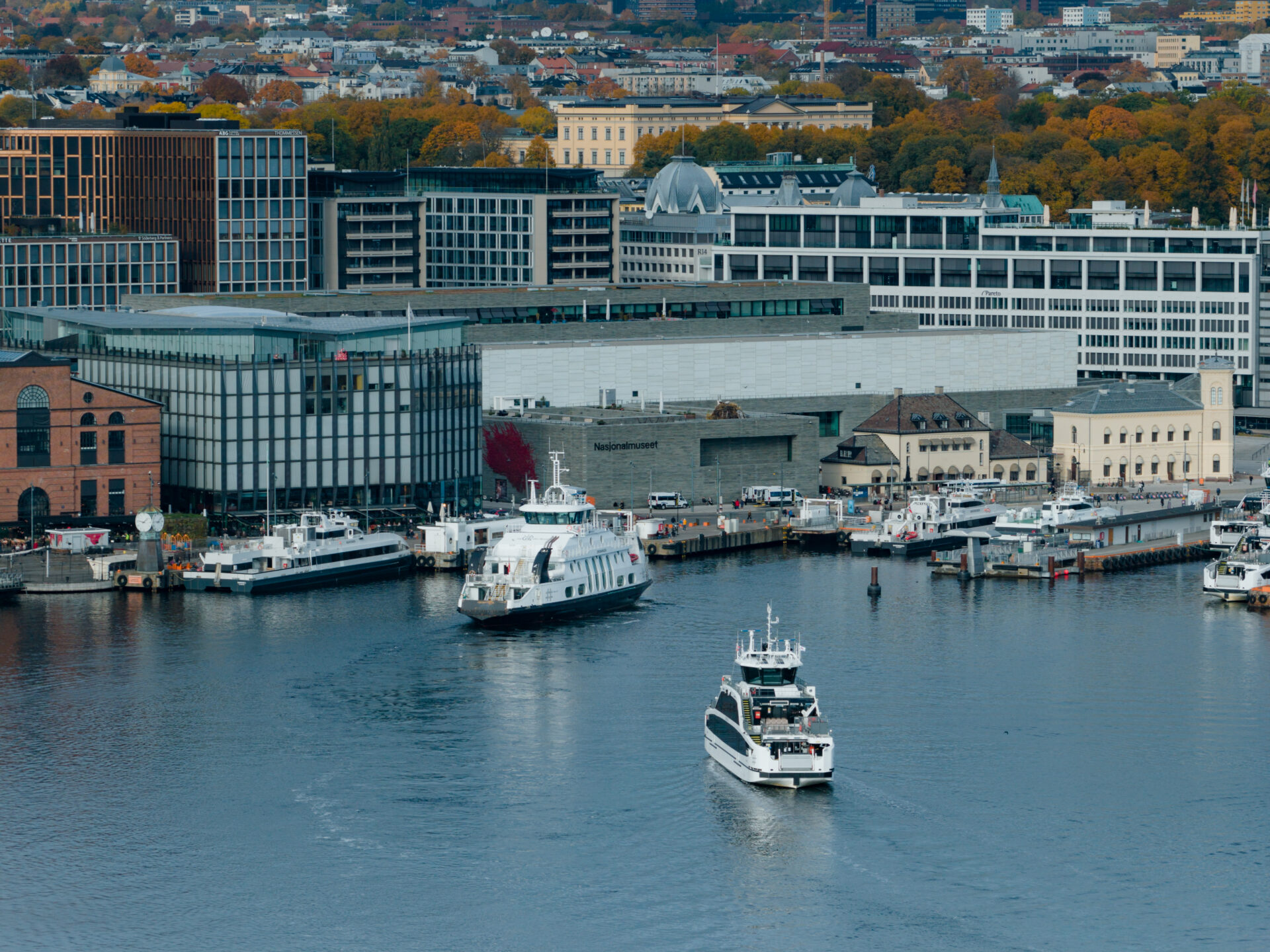 Testingen av mudringsroboten skal foregå ved Tingvallakaia ved Aker Brygge i Oslo. Tingvallakaia er anløpssted for Nesoddbåtene. (Foto: Nikolas Gogstad, Spoon, Oslo Havn)
