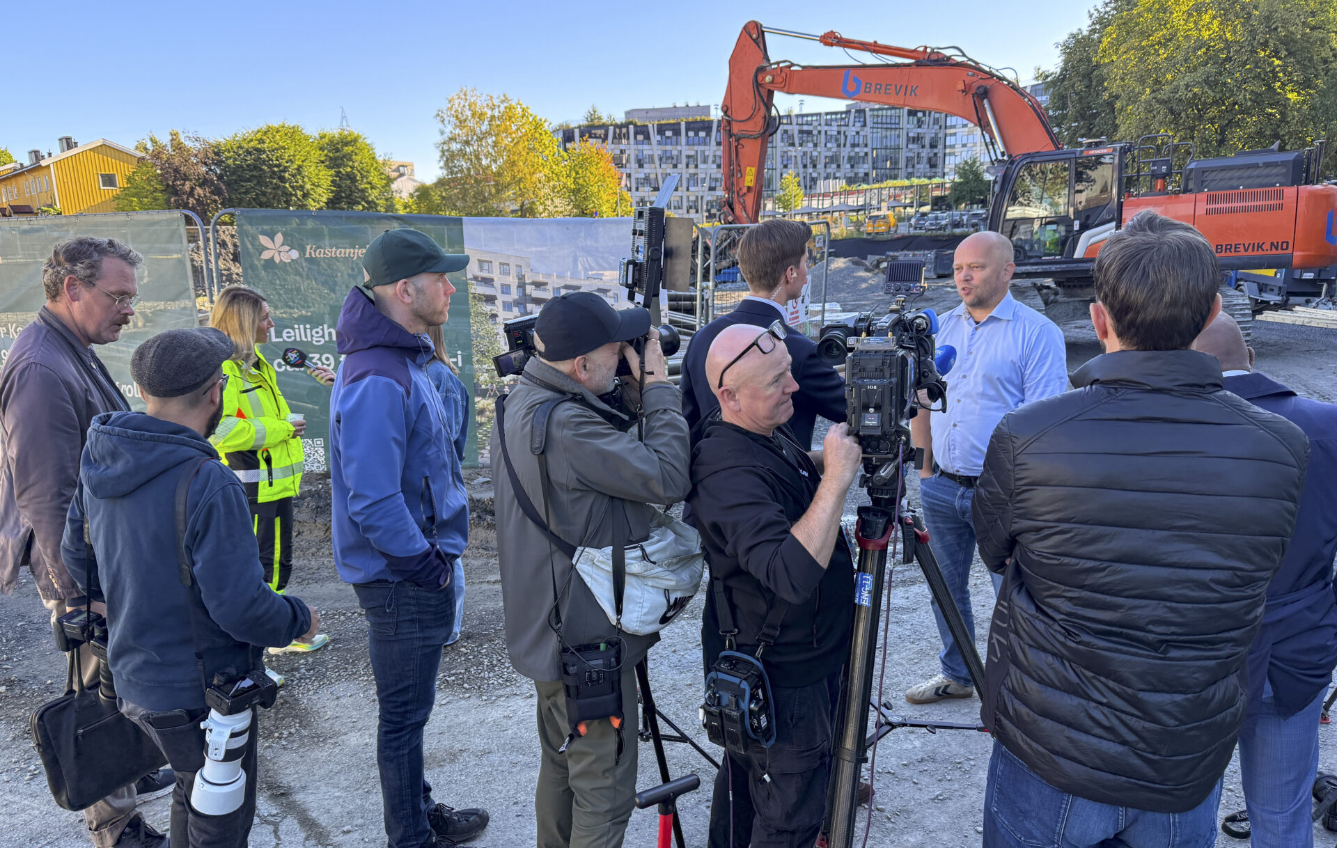 Sp-leder Trygve Slagsvold Vedum møtte pressen på en anleggsplass på Løren i Oslo for å fortelle at kampen om reduserte drivstoffavgifter fortsetter. (Foto: Njål Hagen)