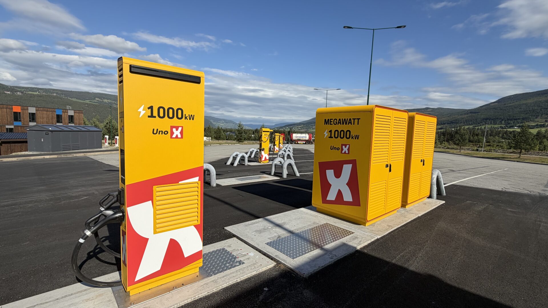 Uno-X med hurtilglading for tungbiler i Vinstra veipark ved E6 i Gudbrandsdalen. (Foto: Uno-X Mobility Norge)