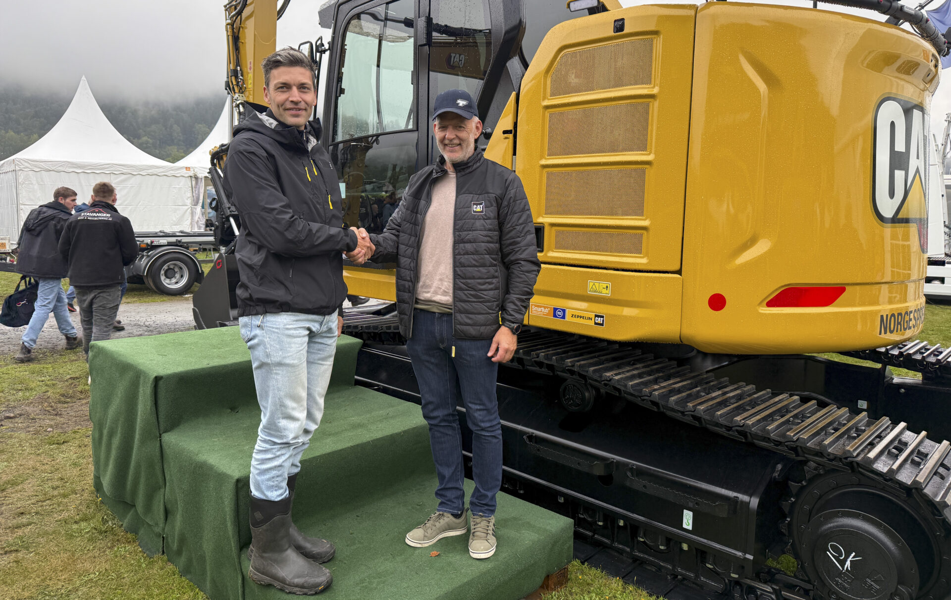 Ove Urevatn (t.h.), TT Anlegg, og Jo Stein Ånensen, Zeppelin, «shake hands» for å markere maskinhandelen. (Foto: Njål Hagen)