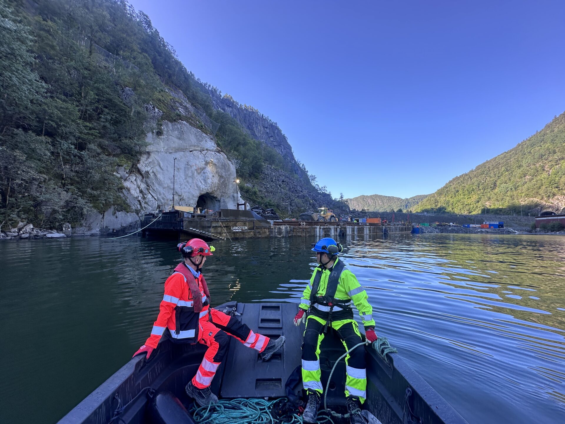 Arbeidsfellesskapet ARL (Risa og Leonhard Nilsen & Sønner) driver tunnel fra lekter innerst i Lovrafjorden i Ryfylke. Prosjektlederne Geir Strømstad og Bernt-Jøran Reinholdsen leder et krevende arbeid. (Foto: Per Kollstad/Statens vegvesen)