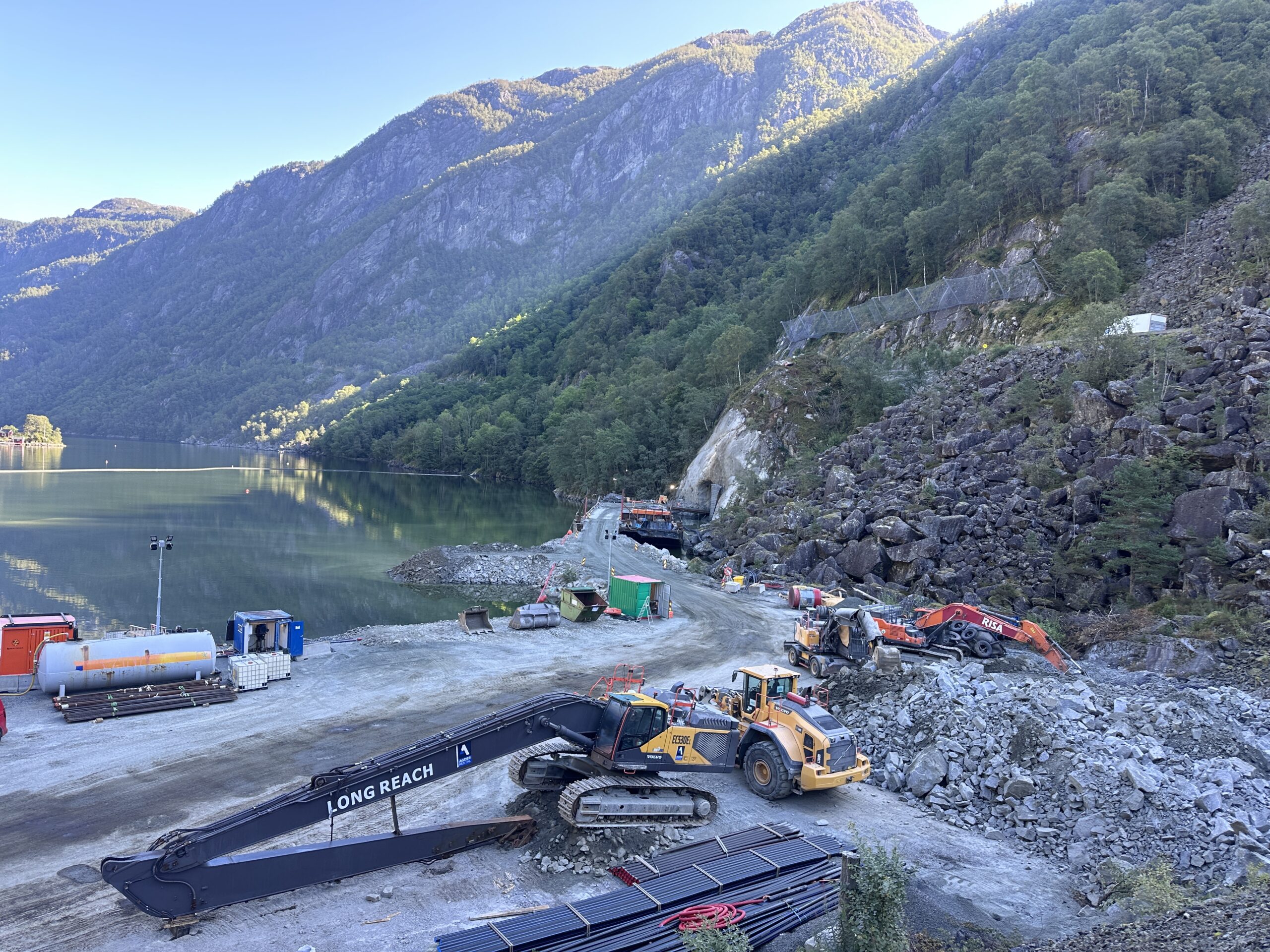 Terrenget byr på store utfordringer innerst i Lovrafjorden. Både sjøbunnen og fjellet er krevende. (Foto: Per Kollstad/Statens vegvesen)