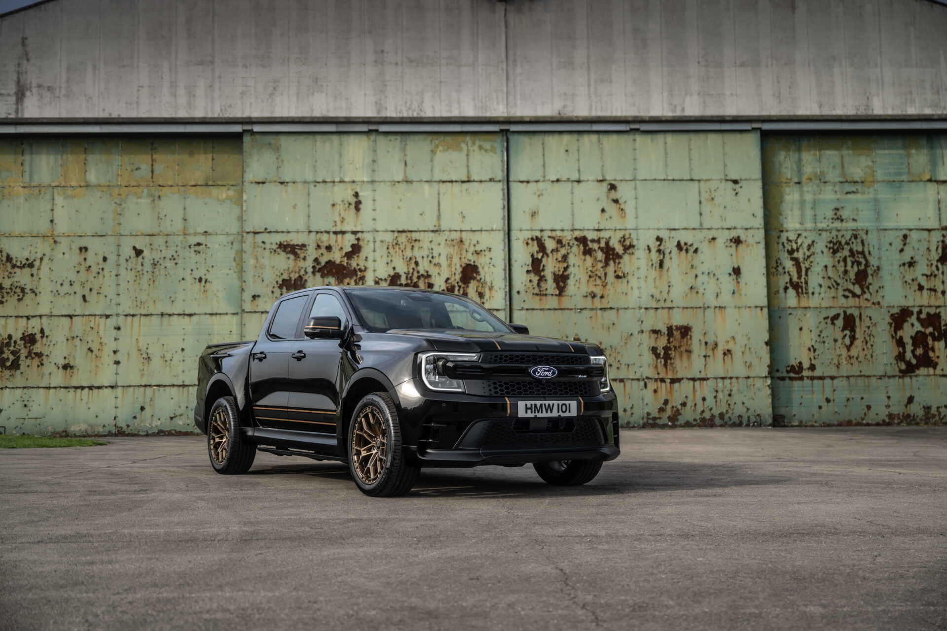 Ranger MS-RT Champion Edition ladbar hybrid leveres kun i fargen Agate Black med gulldetaljer. (Foto: Ford)