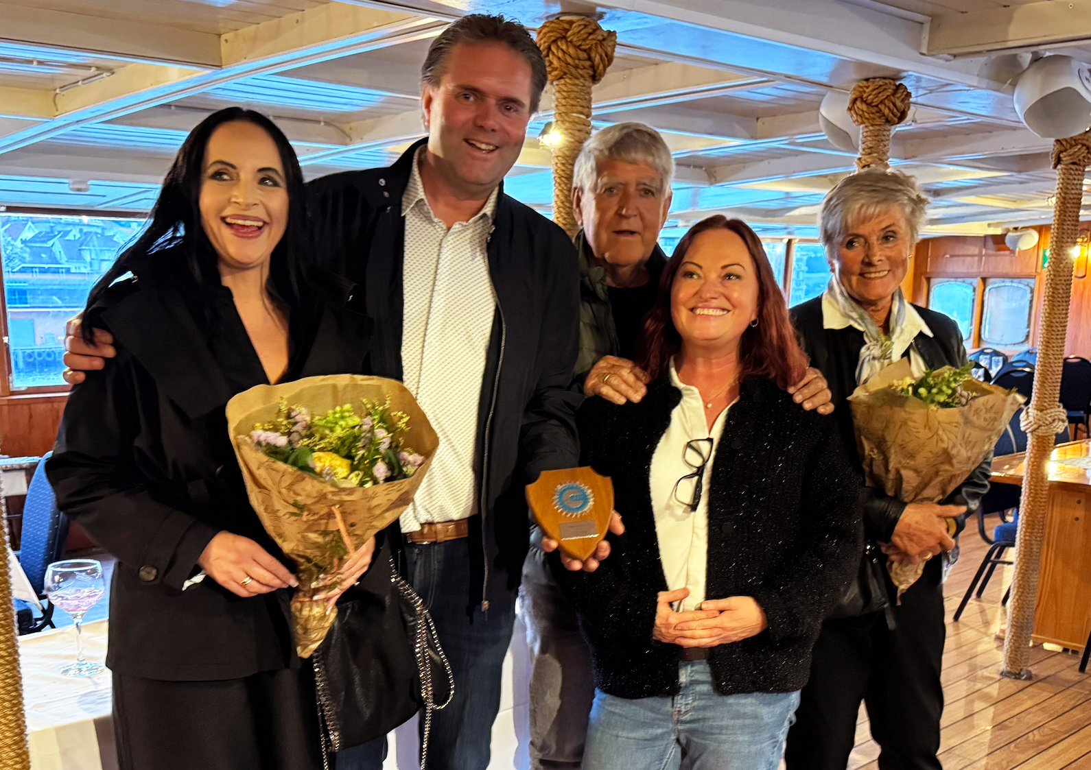 I juni i år mottok Tunge Maskin det synlige beviset på at de har vært medlem i MEF i 25 år. Fra venstre: Rita Nesvik, Stian Tunge Nesvik, Odd Nesvik, Marie Oftedal (regionsjef i MEF) og Mia Nesvik. (Foto: Linn Pollard)