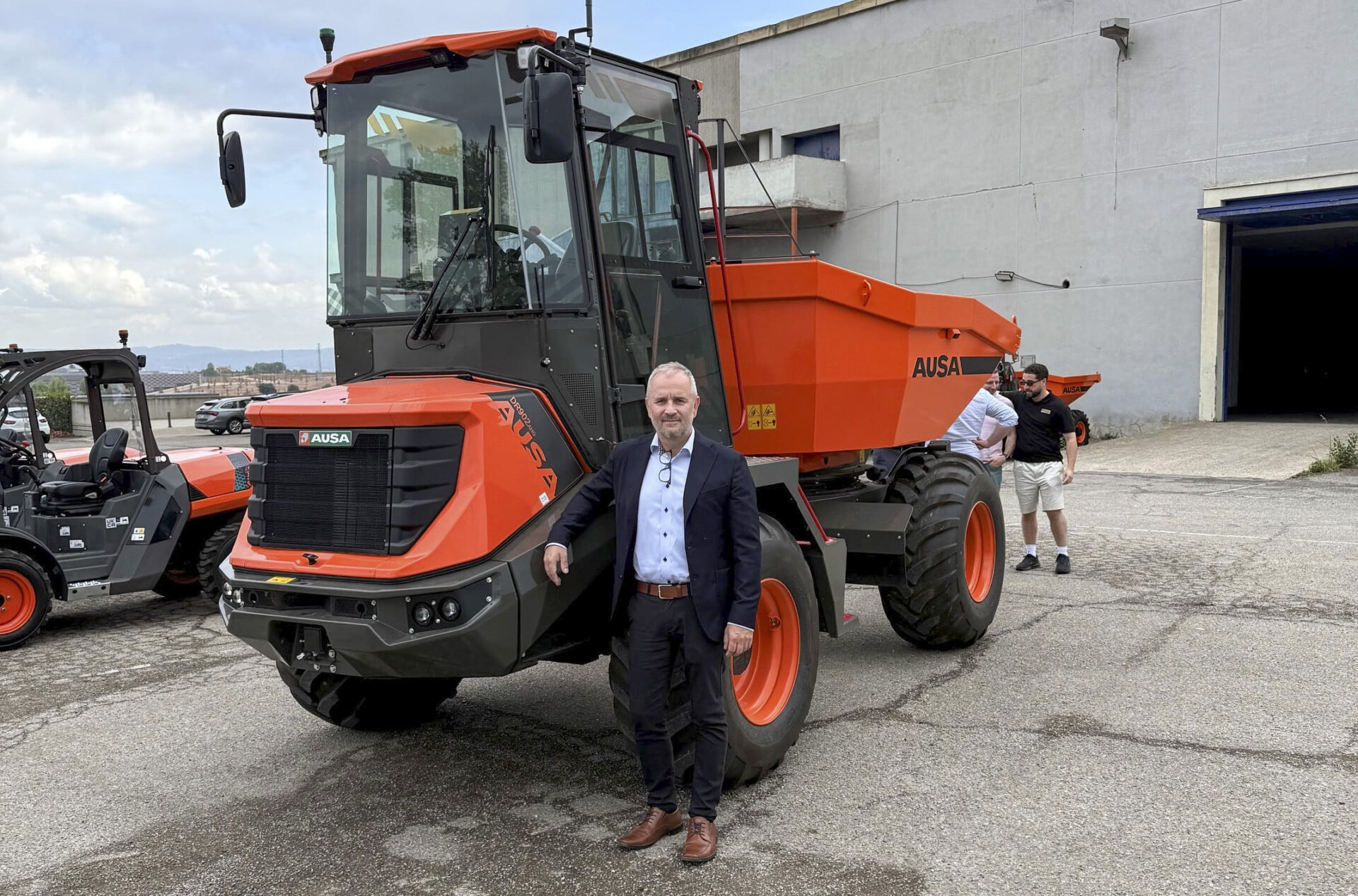 Torgeir Nustadhaugen, produktsjef for Ausa hos den norske importøren Hymax, foran den nye Ausa-dumperen. (Foto: Hymax)